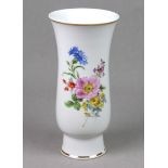 Meissen Stangenvase *Blumenbouquet* Porzellan mit unterglasurblauer Schwertermarke der