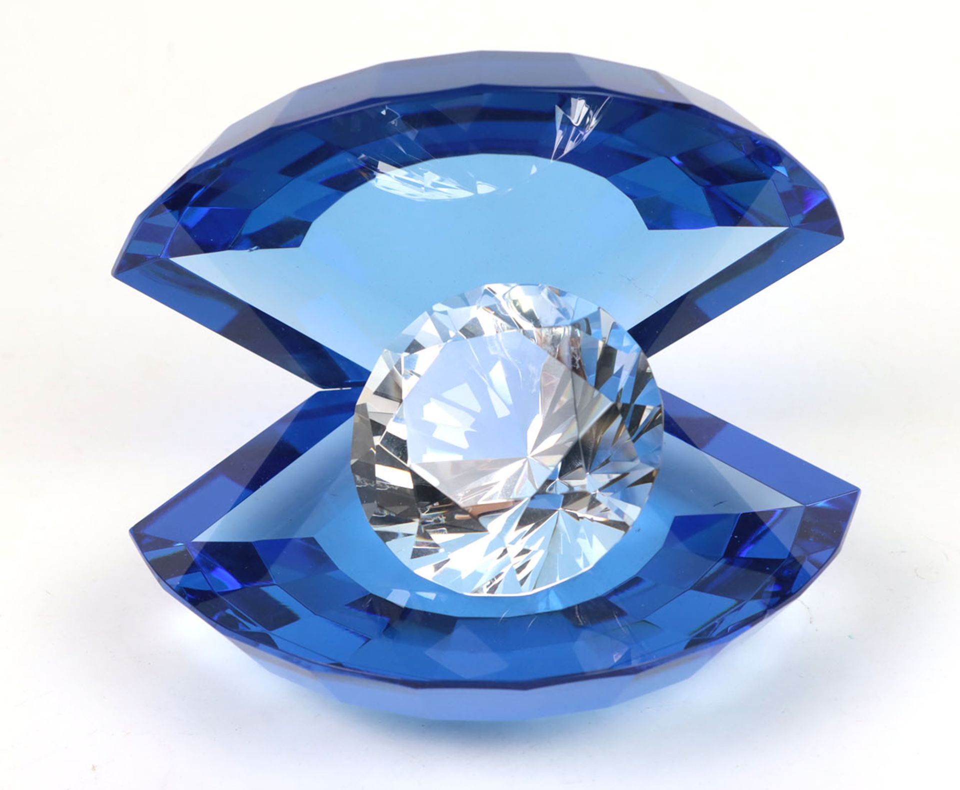 Kristallmuschel mit Kristall blaues transparentes, facettiertes Kristallglas in Form e
