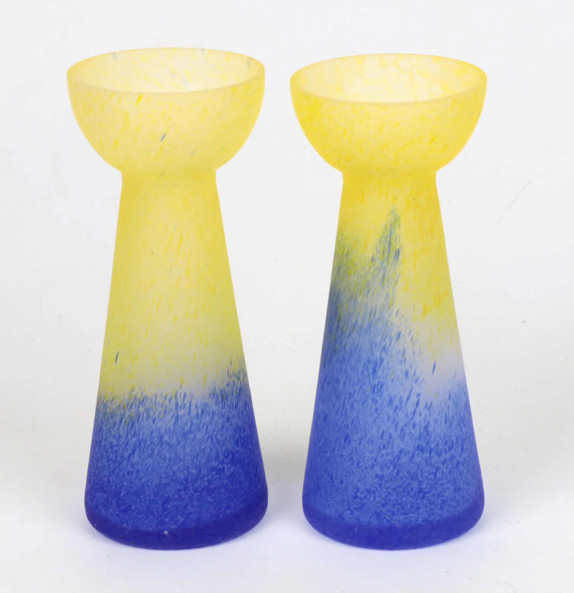Jugendstil Vasenpaar Glas in die Form geblasen mit gelben und blauen Farb-Einpuderunge
