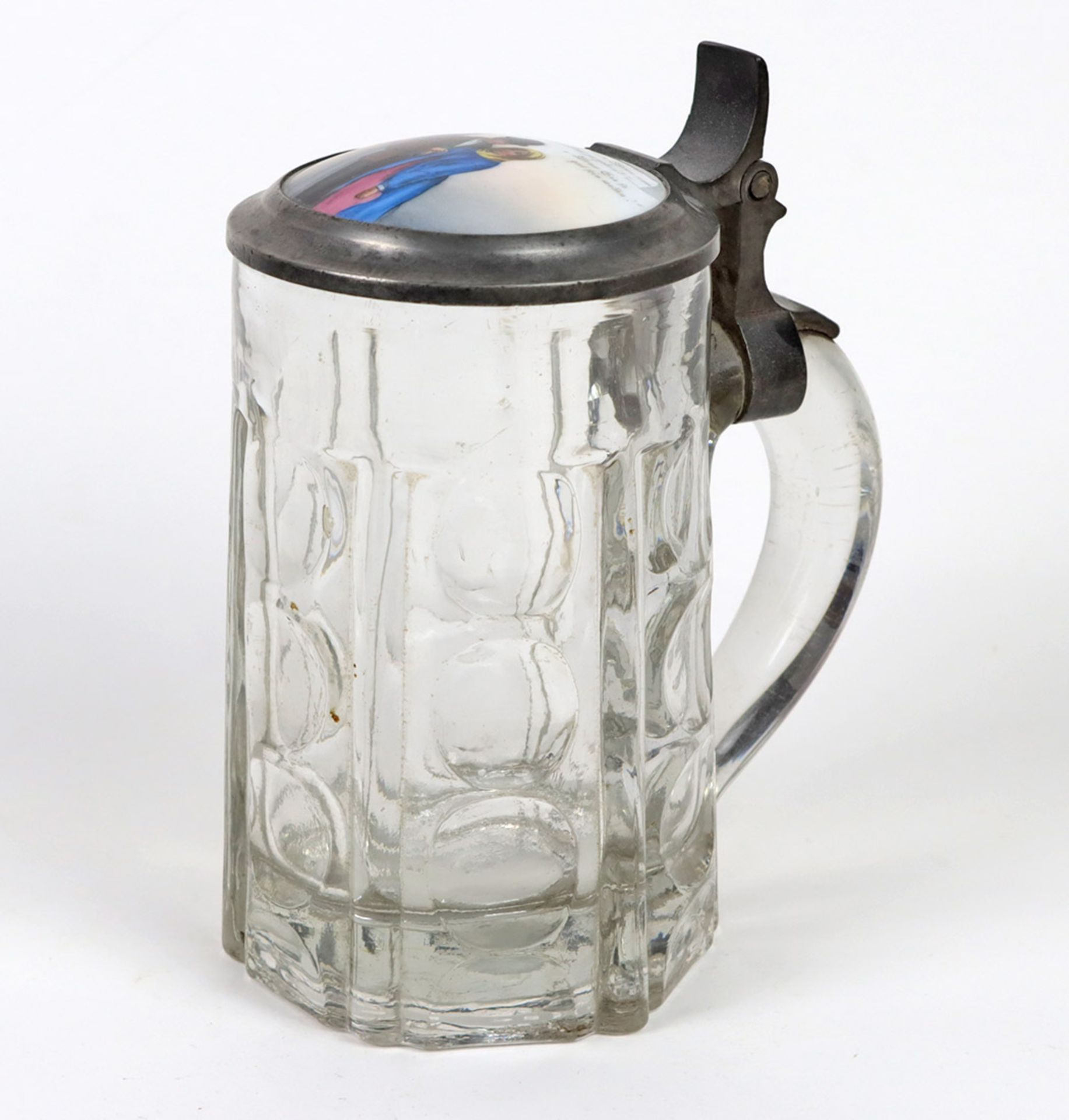 Glaskrug mit Porzellandeckel um 1860 formgeblasenes Klarglas in leicht konischer mit L