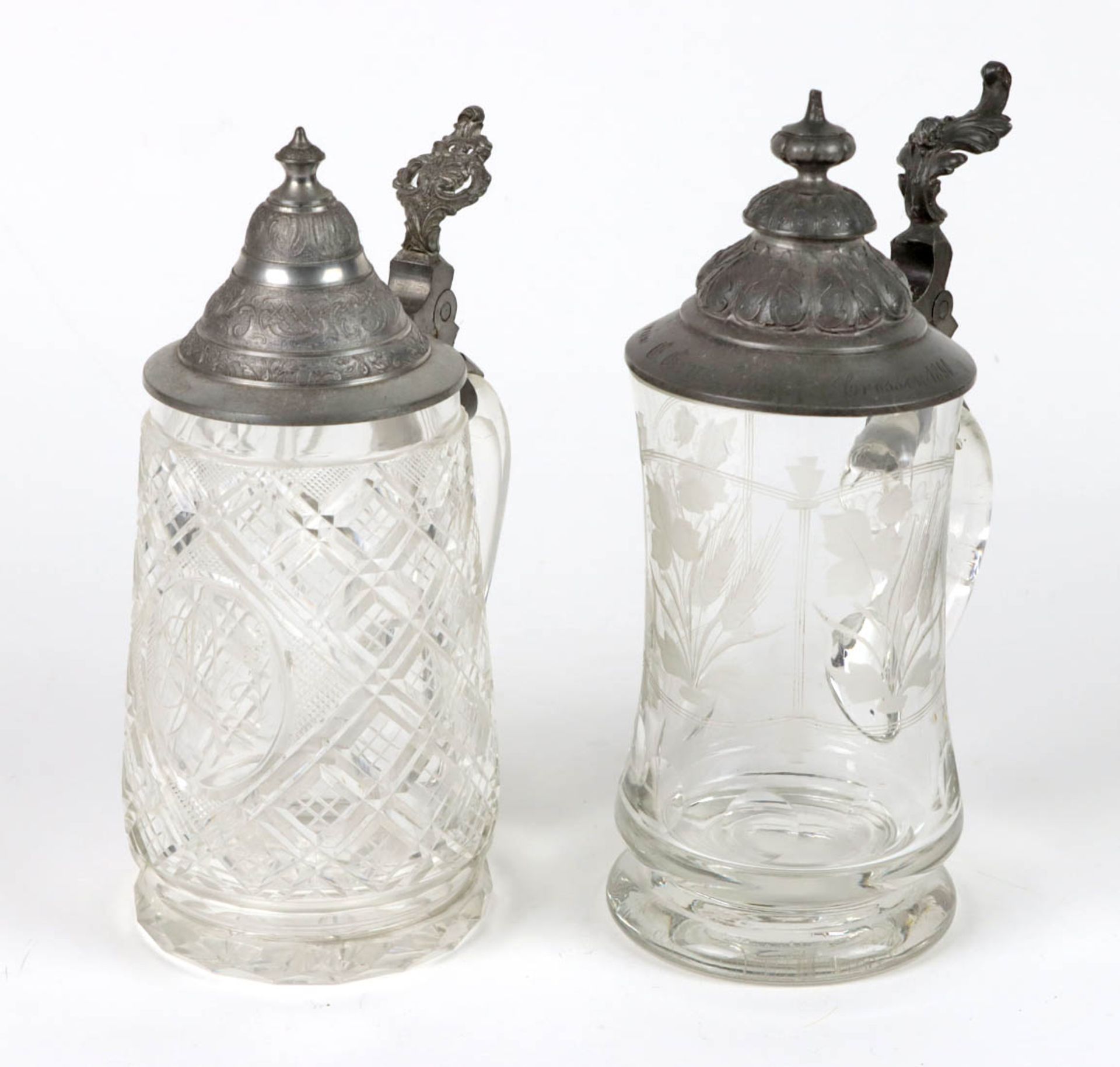 2 Historismus Krüge um 1890 farbloses Kristallglas mundgeblasen und von Hand beschlif