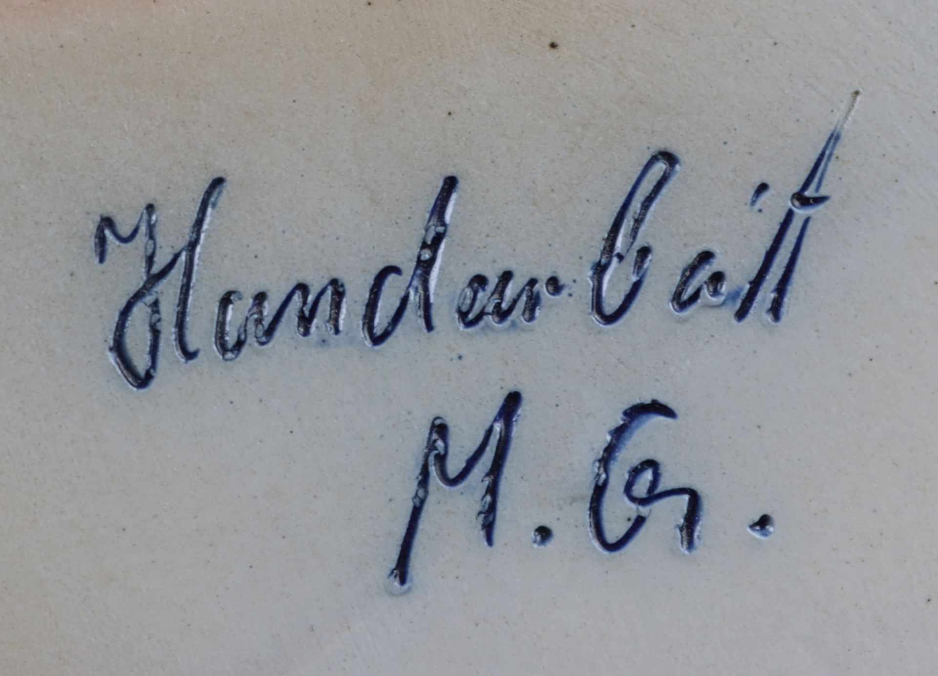 Keramikvase heller Scherben mit Schriftzug *Handarbeit M.G.*, bauchiger Korpus mit sic - Image 2 of 2