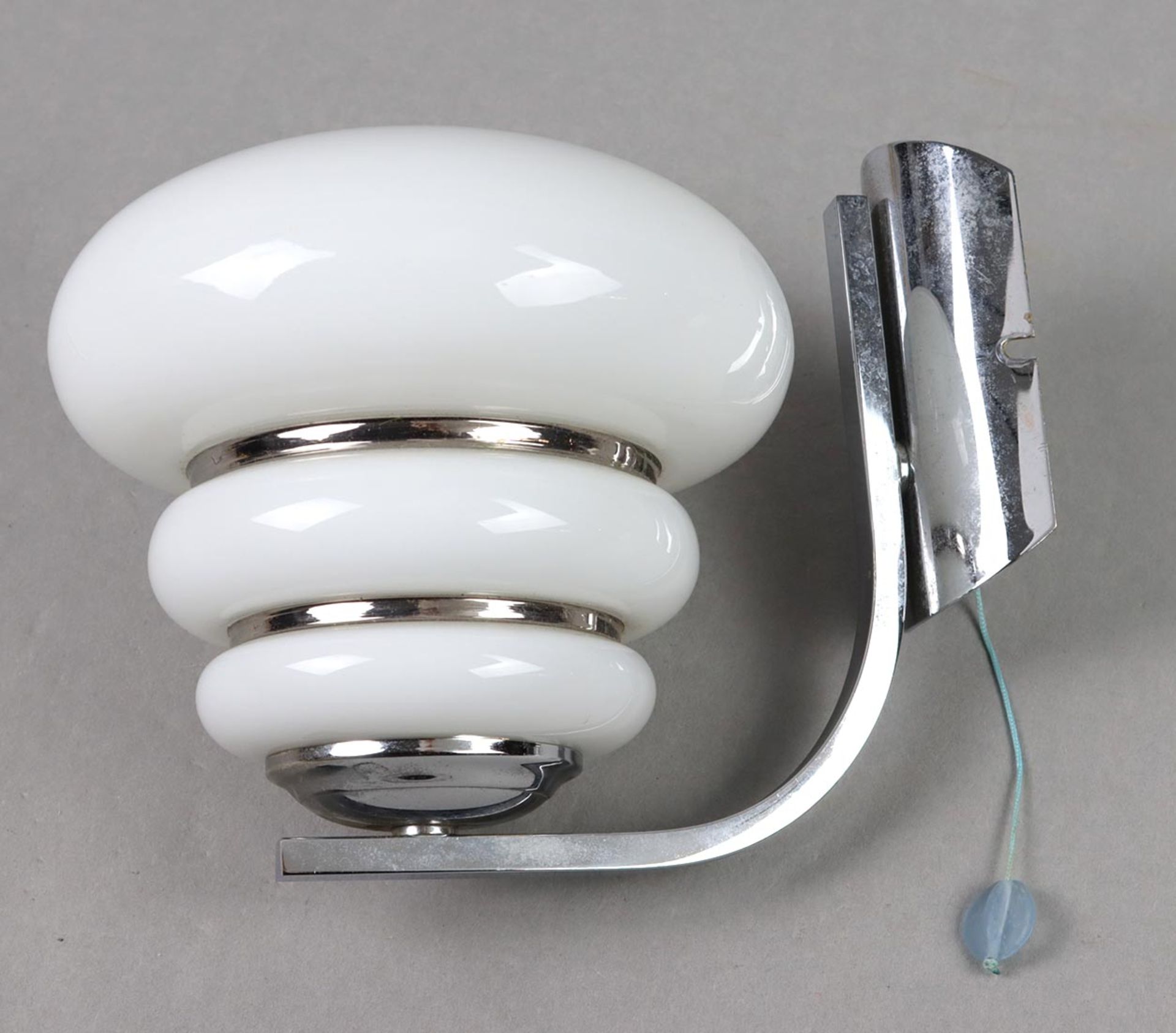 Chrom Design Wandlampe Halterung aus poliertem Chrom mit bandförmigem Arm, der die ei
