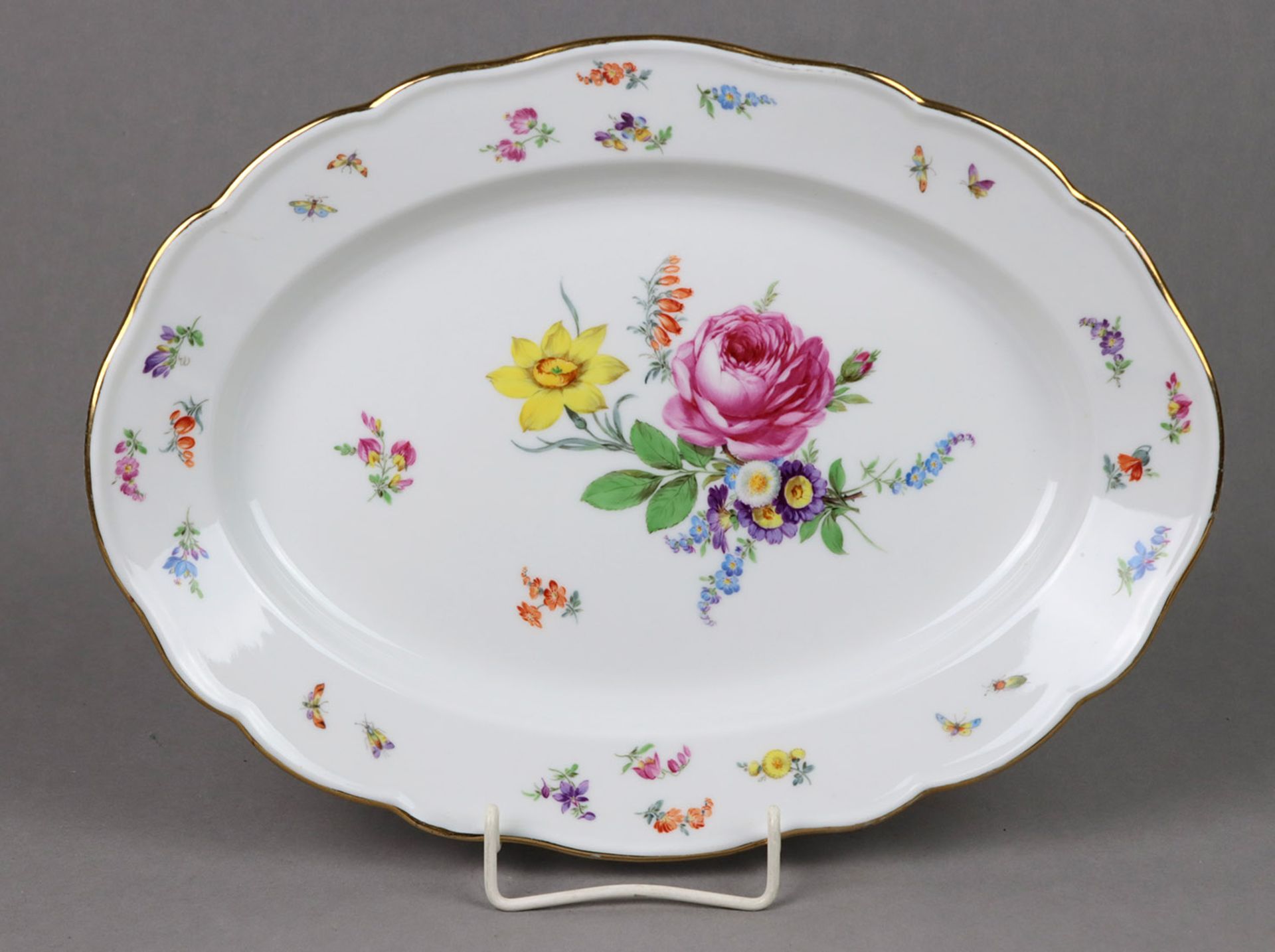 Meissen Platte *Blumenbouquet mit Insekten* Porzellan mit unterglasurblauer Schwerterm