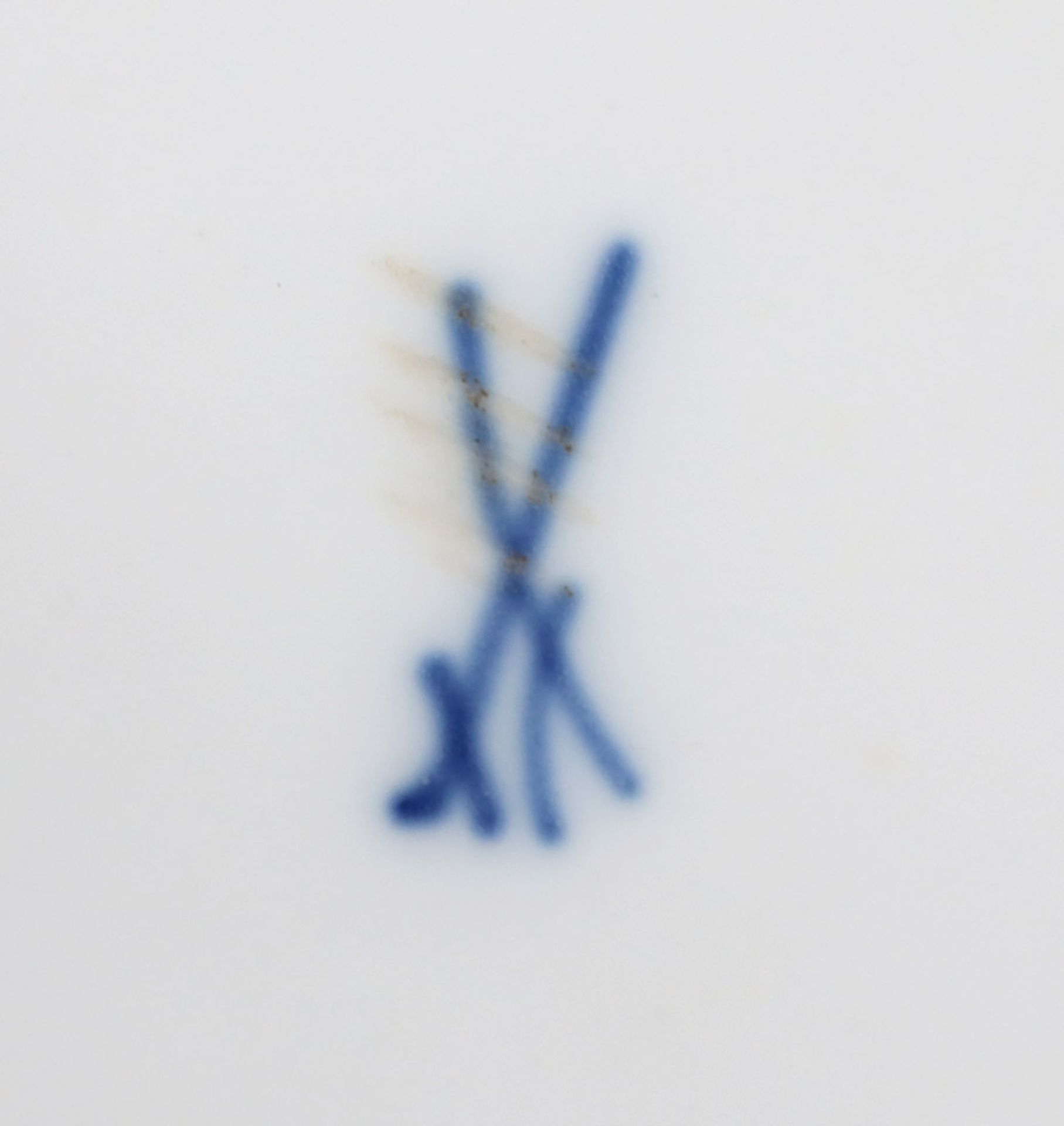 Meissen Reliefteller *Streublümchen* Porzellan mit unterglasurblauer Schwertermarke d - Image 3 of 3