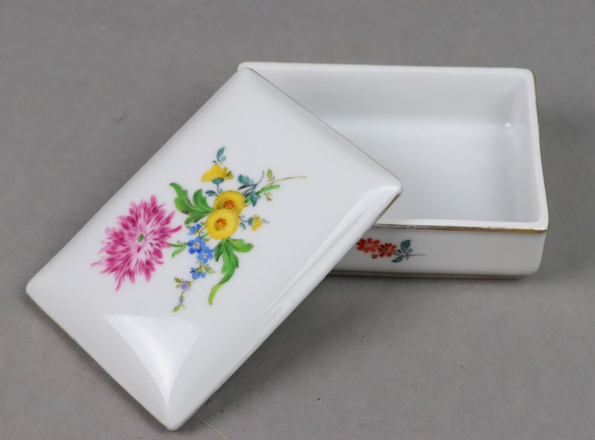 Meissen Deckeldose *Blume 3* Porzellan mit unterglasurblauer Schwertermarke der Porzel - Image 2 of 3