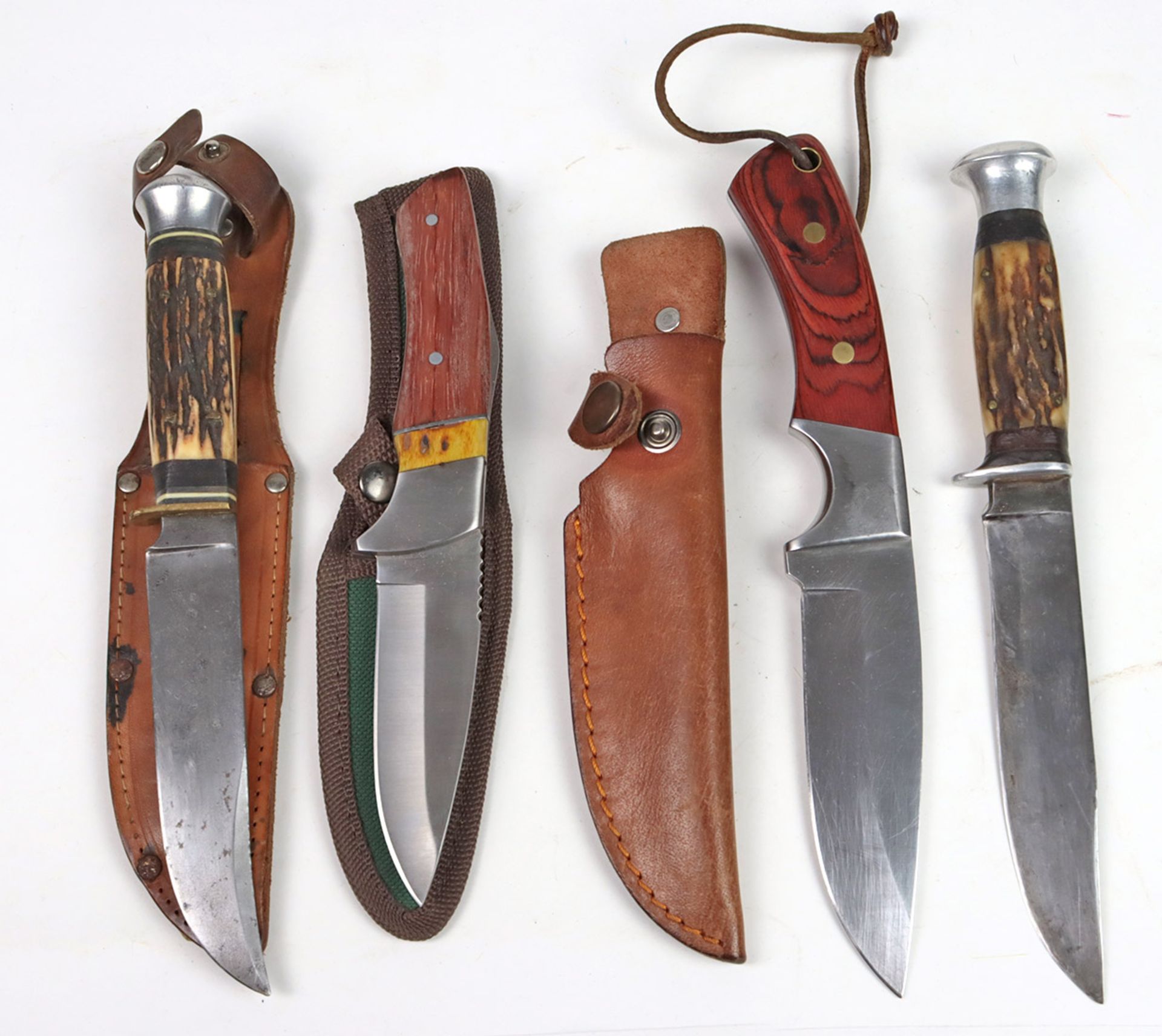 4 Jagdmesser verschieden mit Horn- bzw. Holz-Griff ausgeführt, L ca. 21 bis 24,5 cm,