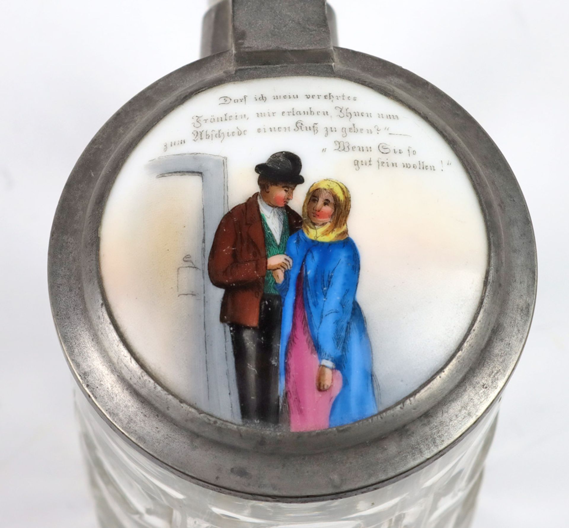 Glaskrug mit Porzellandeckel um 1860 formgeblasenes Klarglas in leicht konischer mit L - Image 2 of 2