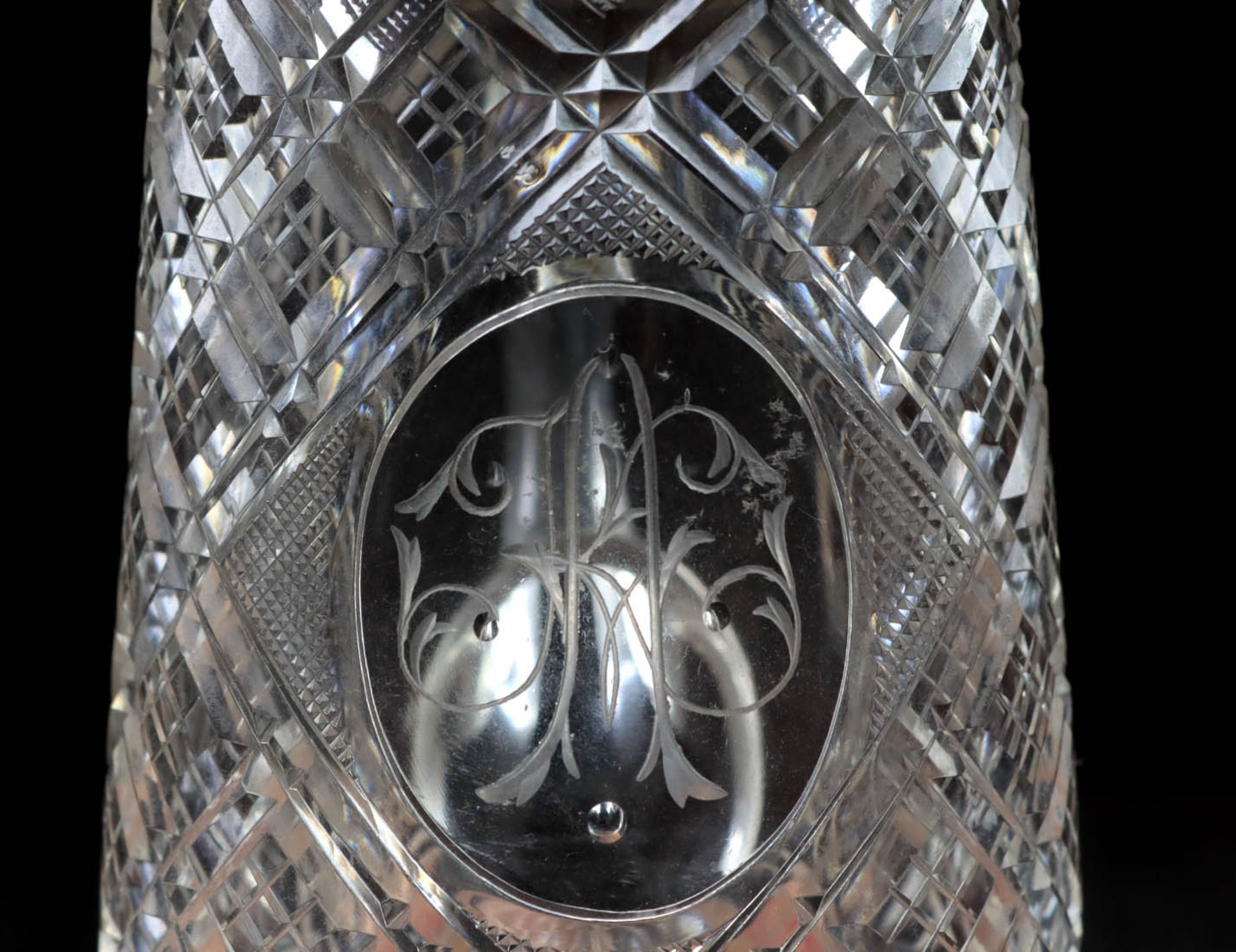2 Historismus Krüge um 1890 farbloses Kristallglas mundgeblasen und von Hand beschlif - Image 2 of 3