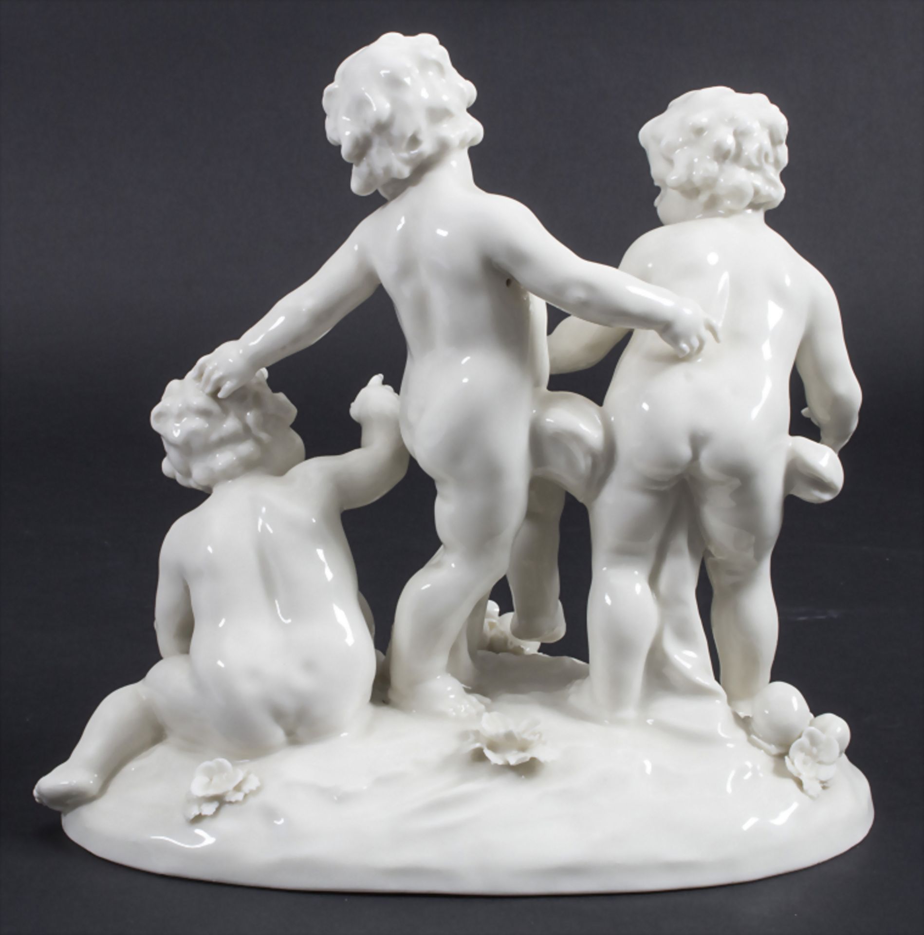 Figurengruppe 'Puttos mit Früchten' / A figural group 'Cherubs with fruits', von Scheirholz, Pl - Bild 3 aus 8