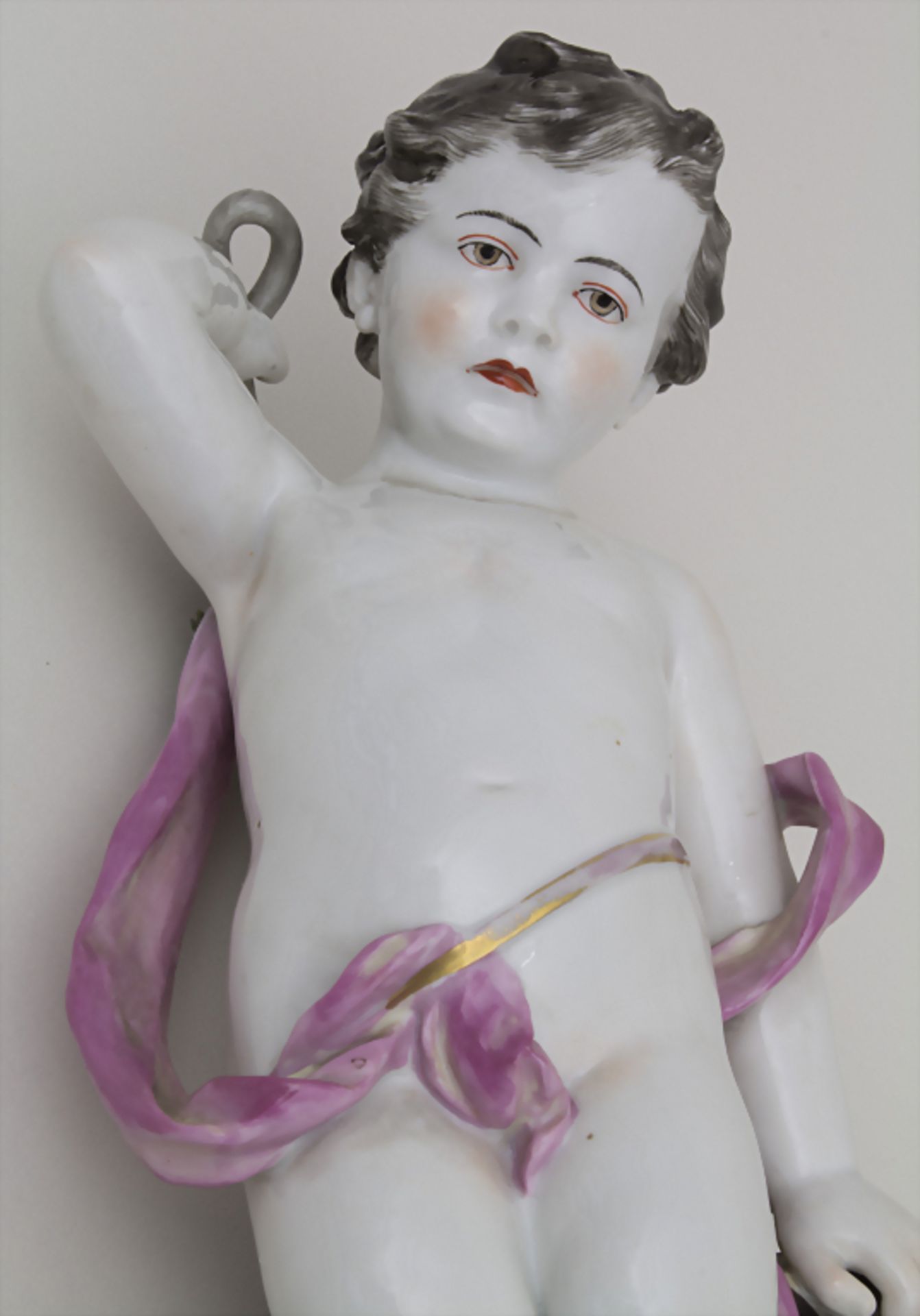 Puttofigur mit Zweigen / A cherub with branches, Volkstedt Rudolstadt, 1. Hälfte 20. Jh.<br - Image 5 of 7