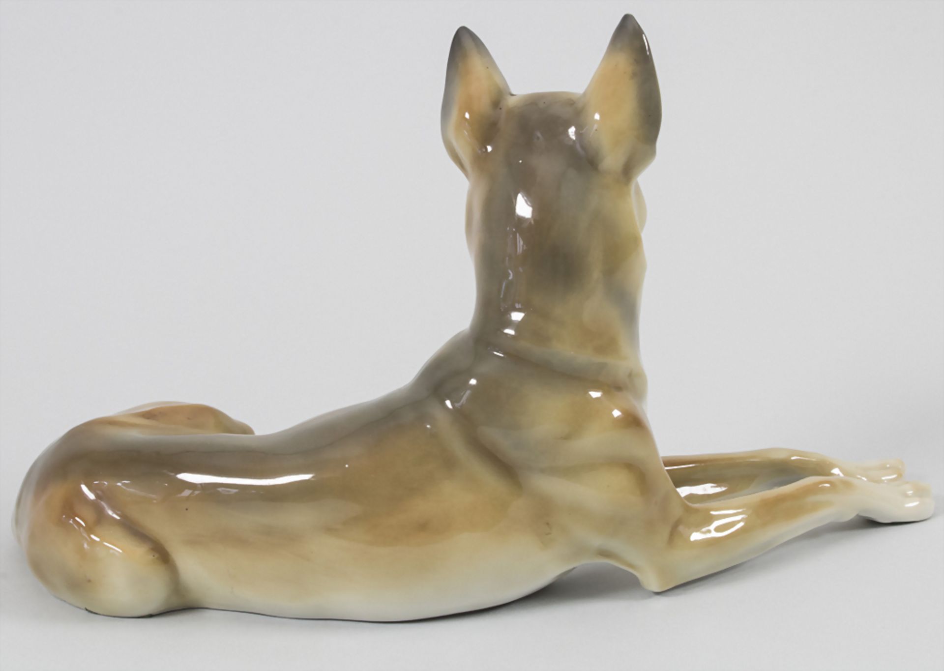 Tierfigur 'liegender Schäferhund' / A reclining German shepherd, Adolf Pfeiffer, Unterweißbach - Bild 2 aus 6