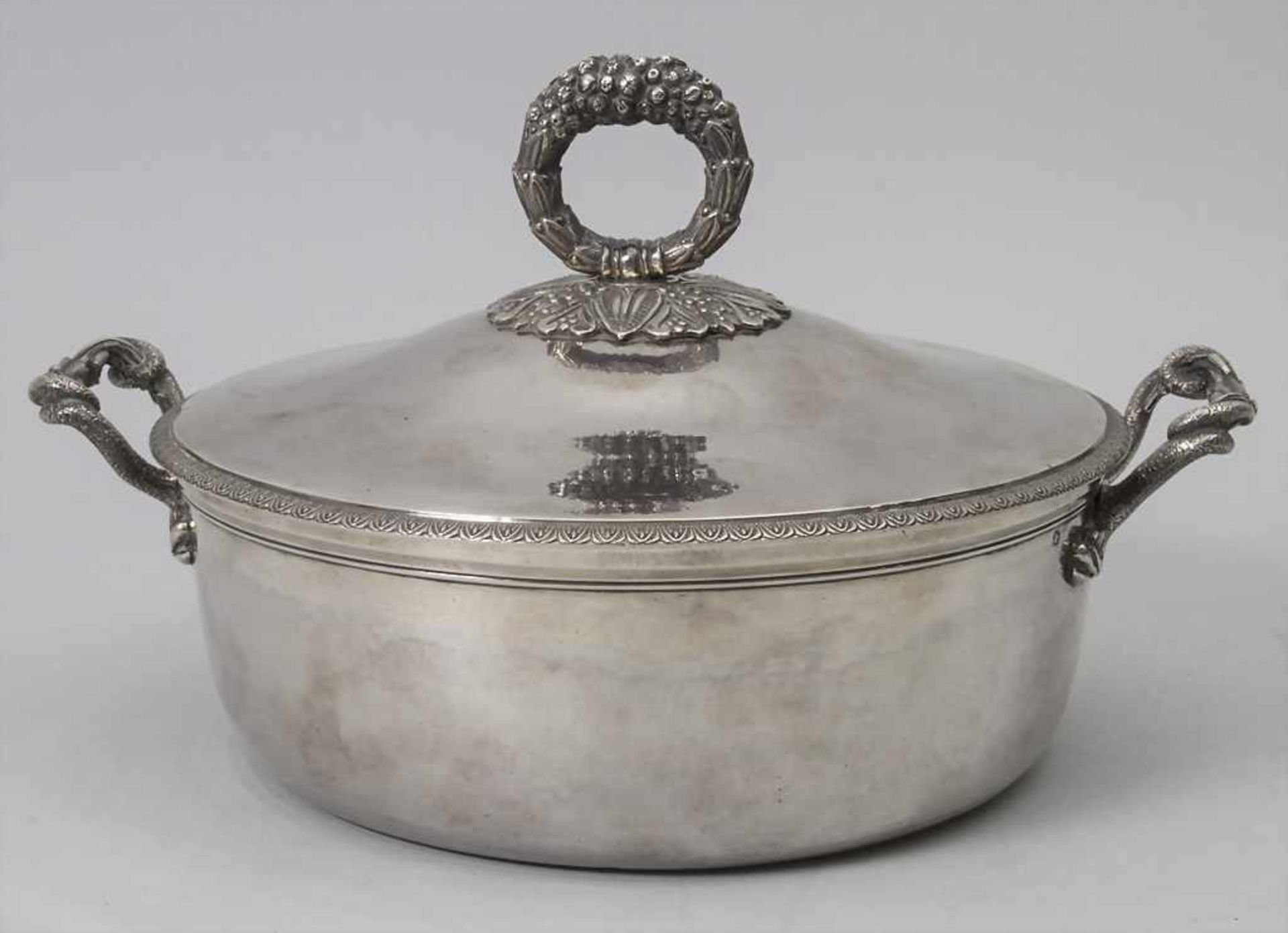 Deckelterrine / A covered silver tureen / Légumier en argent, J.A. Cressend, Paris, nach 1819</ - Bild 8 aus 14