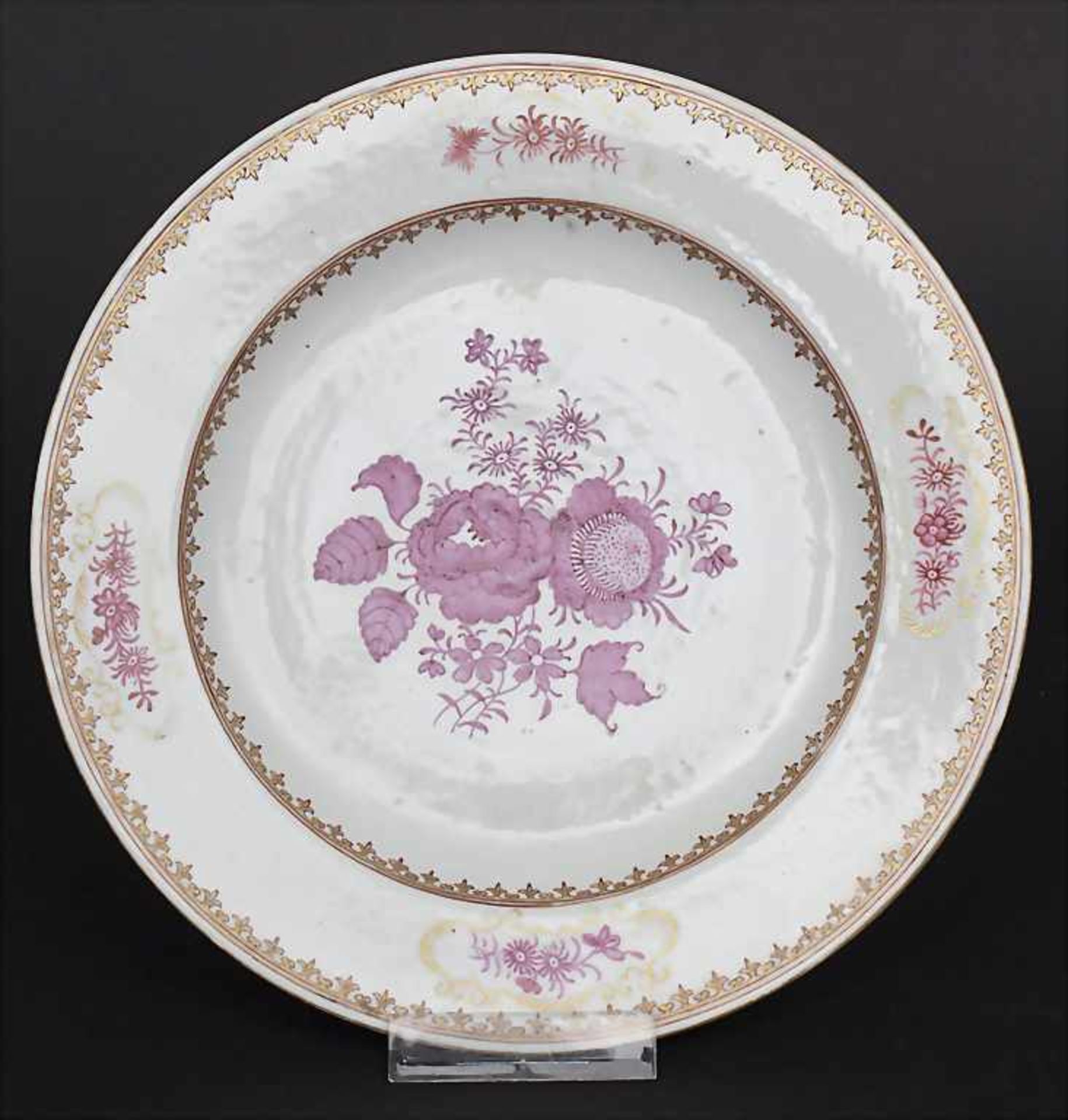 Porzellan-Teller mit Rosen- und Goldrankendekor / A porcelain plate with roses and gilt tendrils