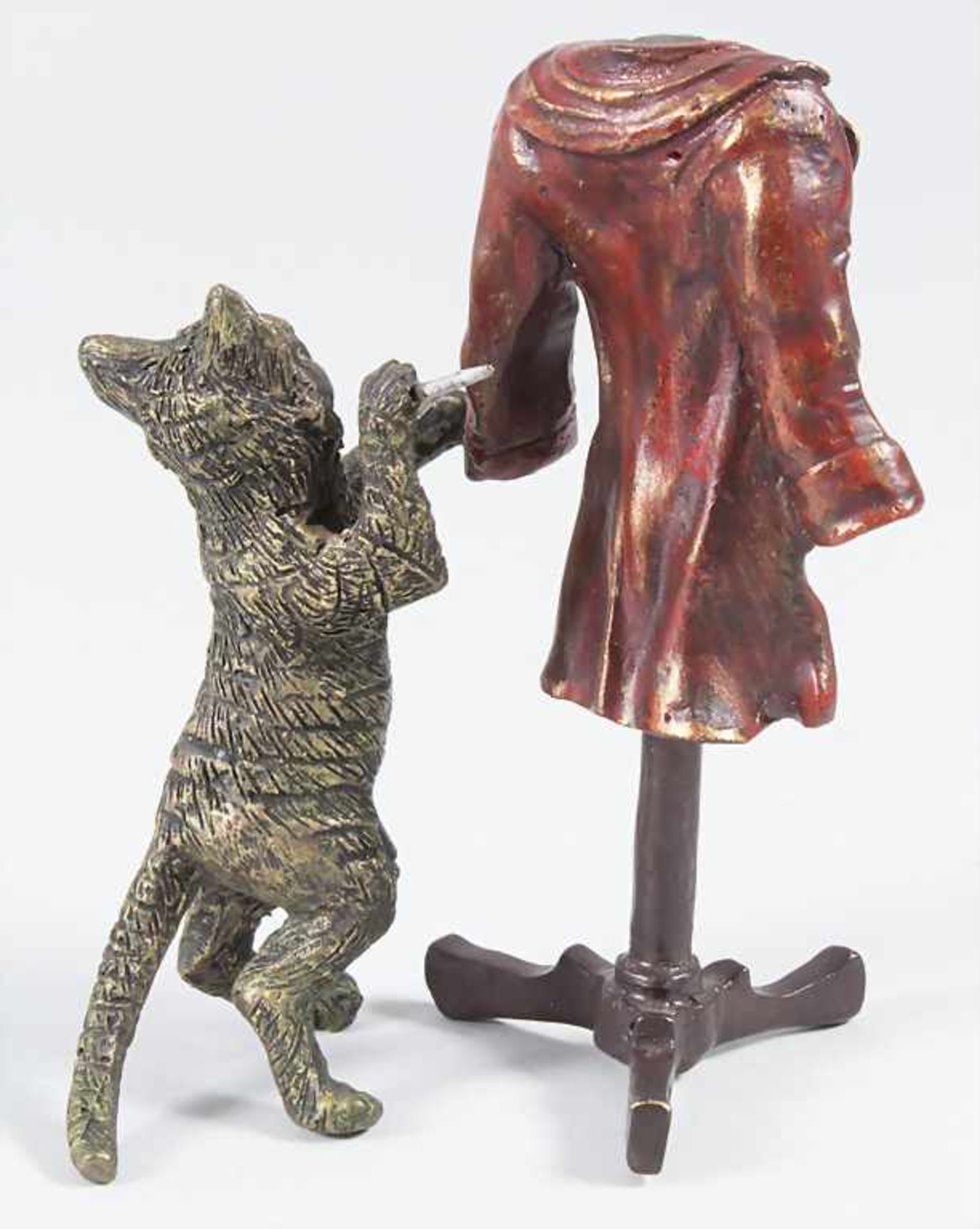 Wiener Bronze 'Katze als Schneider' / A Vienna bronze animal sculpture depicting a cat as a tail - Bild 2 aus 2