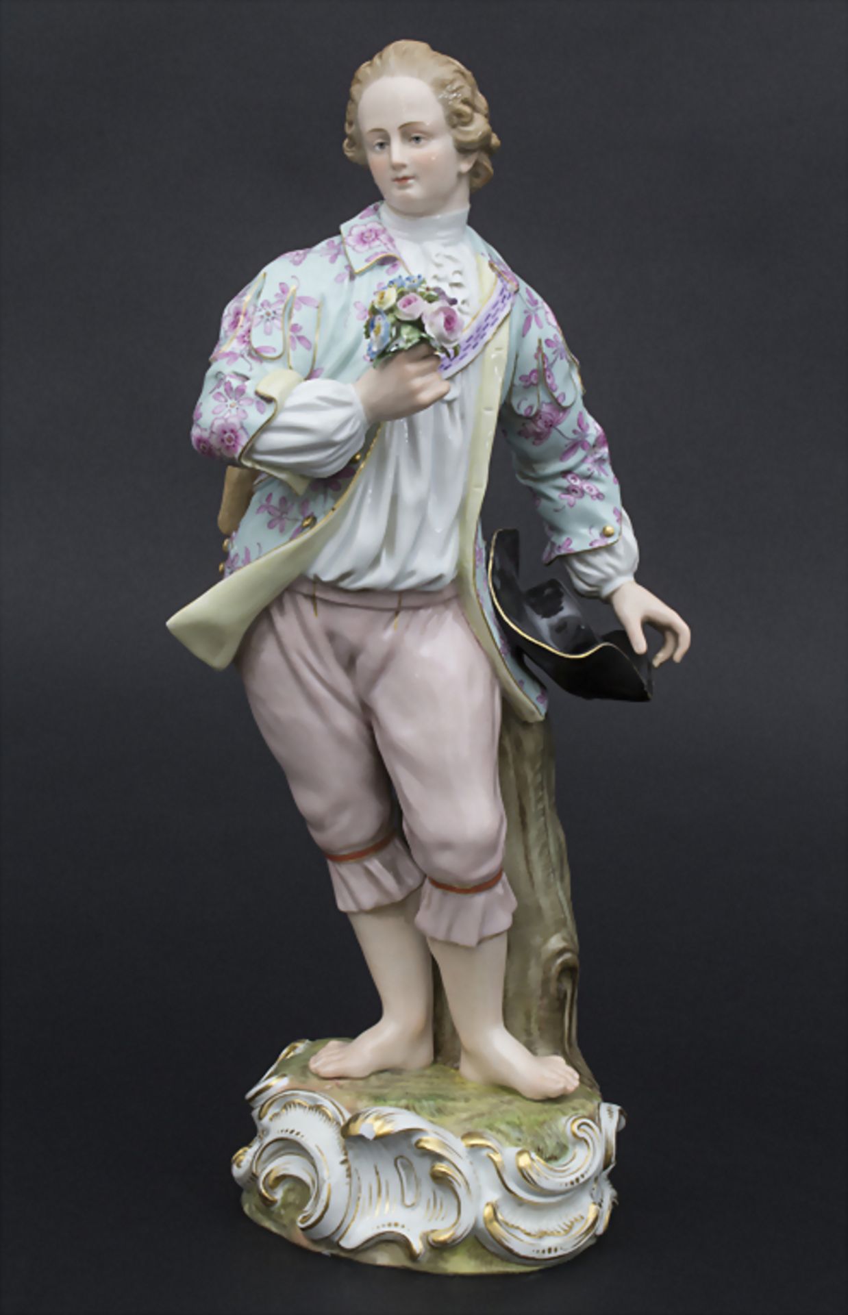 Große Figur eines jungen Mannes mit Blumenstrauß / A large figure of a young man with flower b
