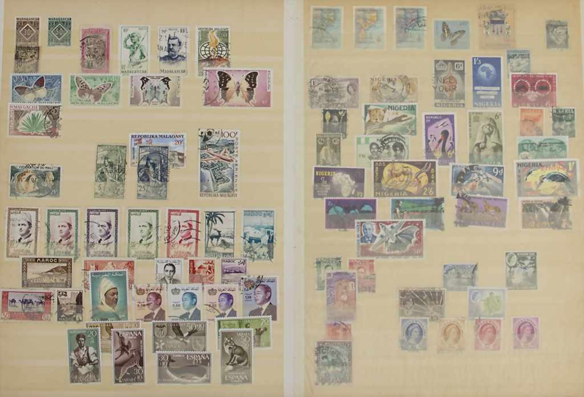 2 Briefmarkenalben / 2 stamp albums2 Alben Briefmarken mit Marken aus aller Welt, Albe