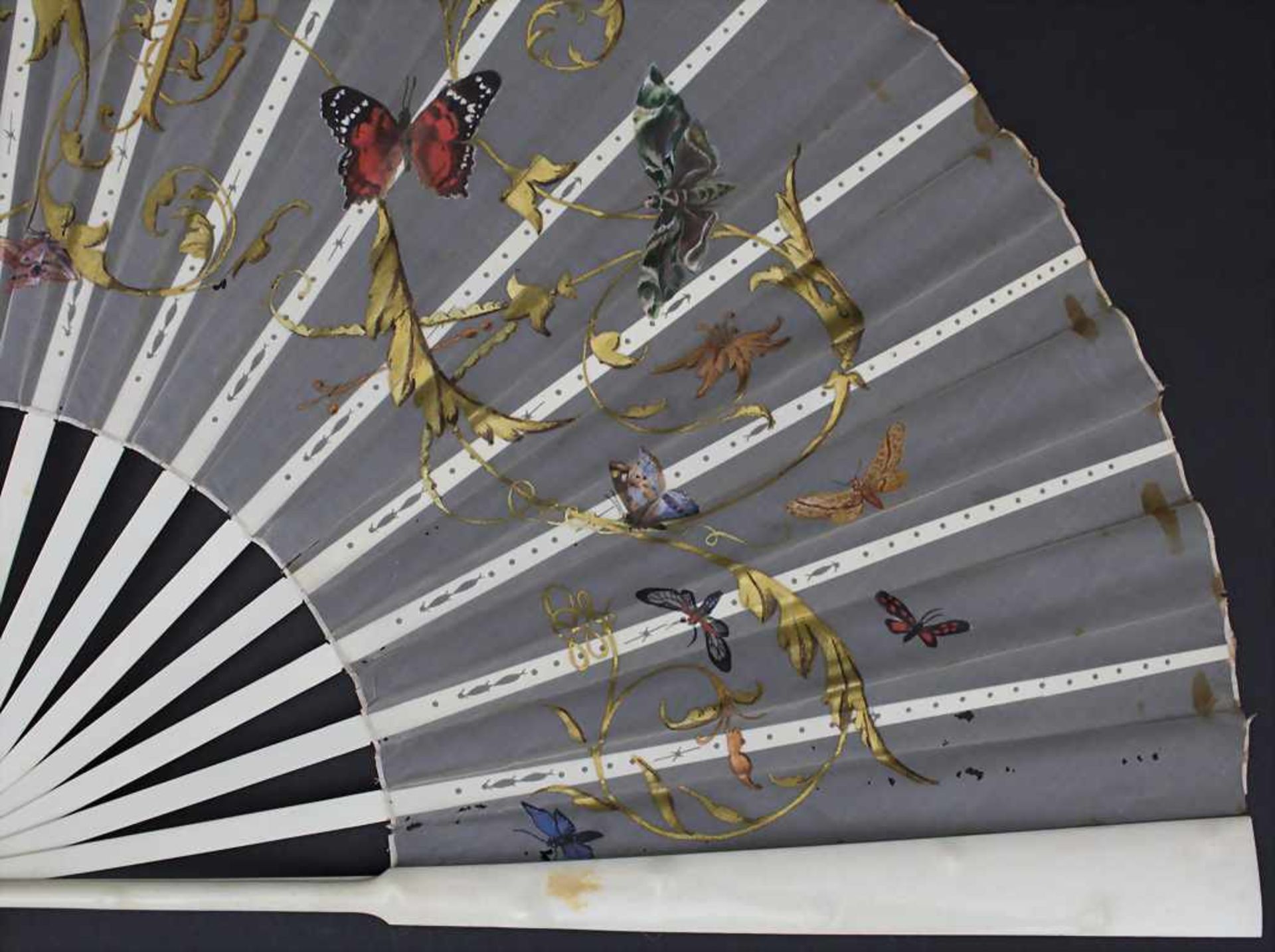Fächer mit Schmetterlingen und Goldranken / A fan with butterflies and gilt tendrils, um 1900</ - Image 7 of 8