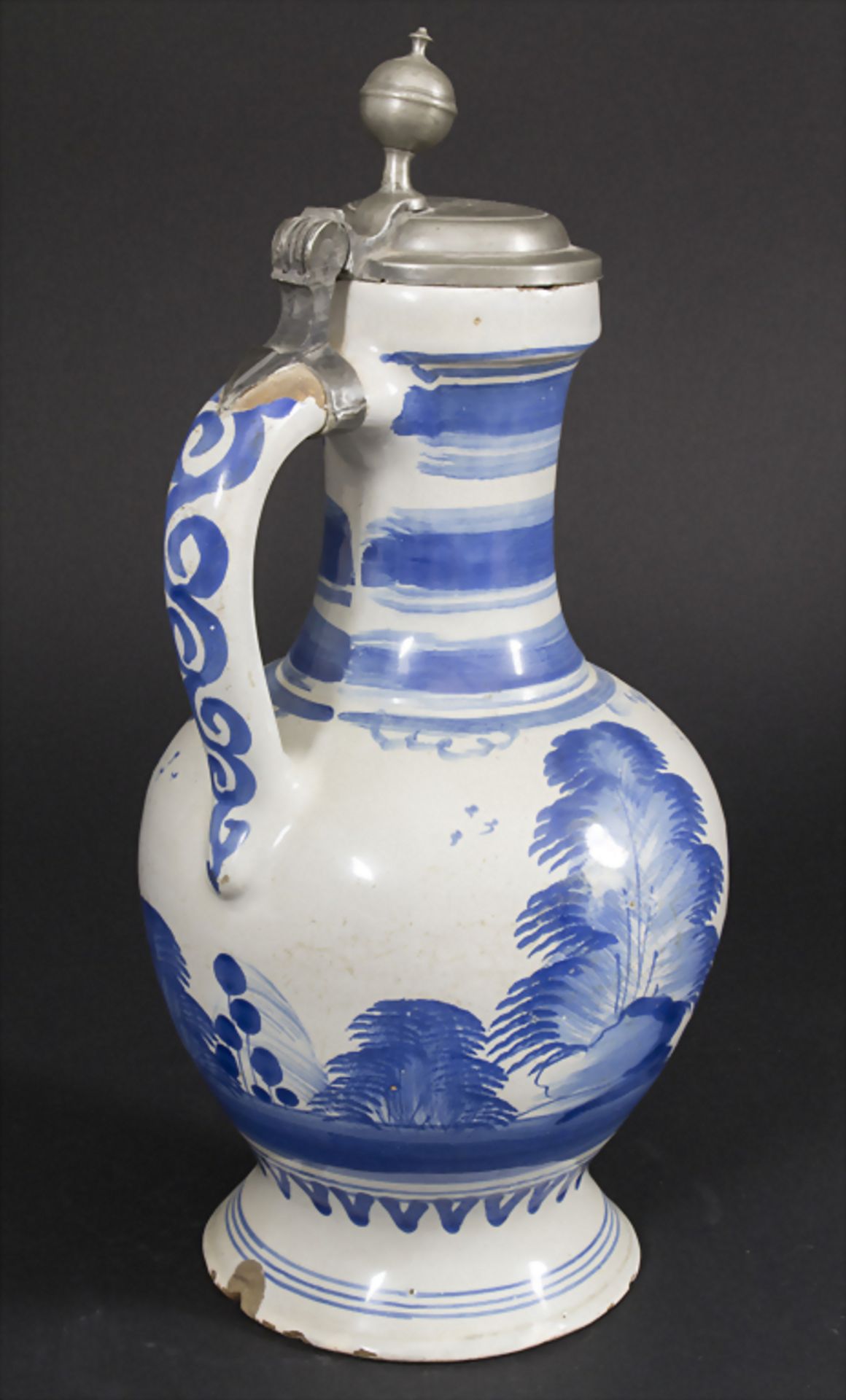 Enghalskrug / A faience narrow neck jug with tin lid, Bayreuth, um 1785Material: Fayen - Bild 2 aus 5