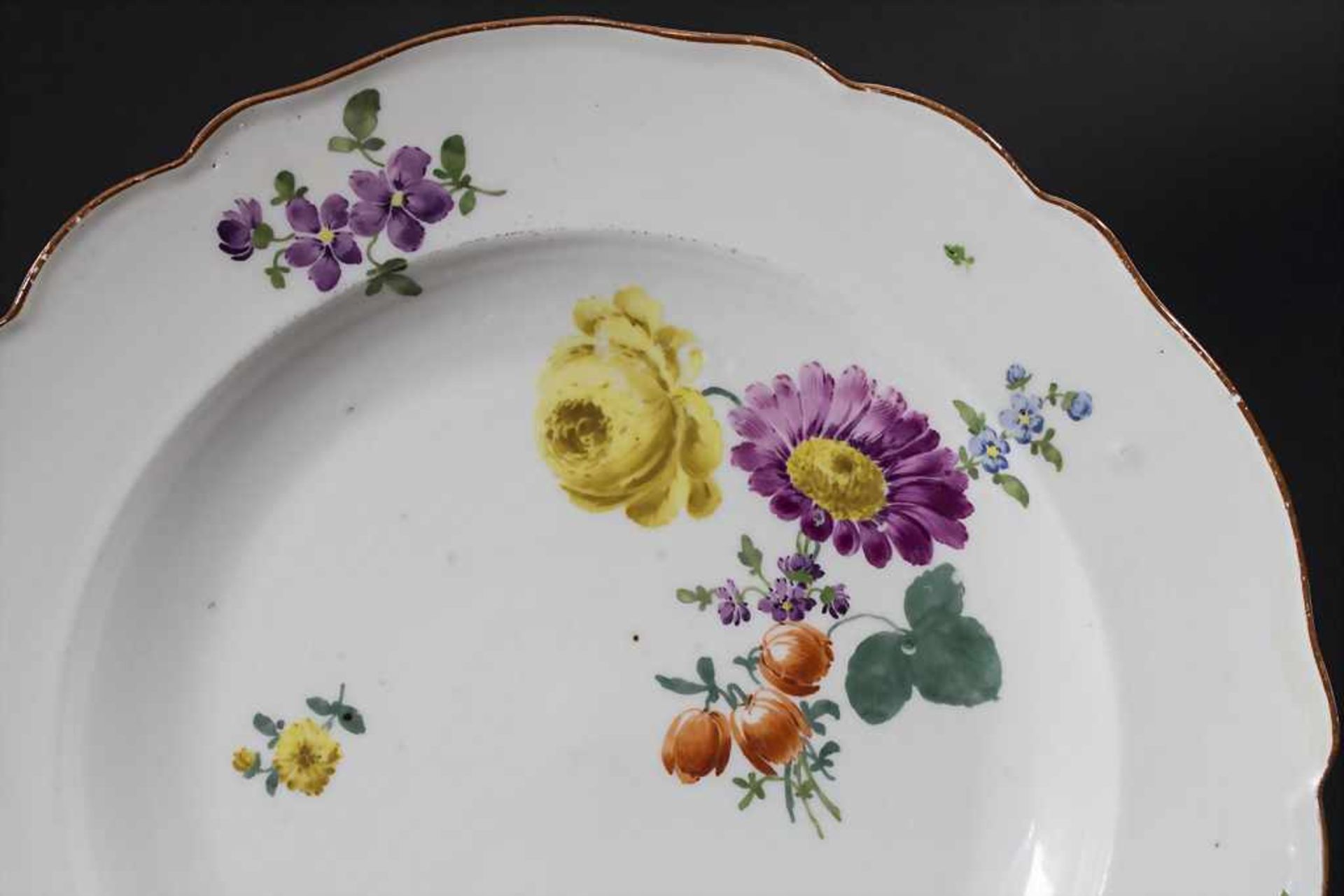 Teller mit Blumen / A plate with flowers, Meissen, Punktzeit 1763-1773Material: Porzel - Bild 2 aus 4