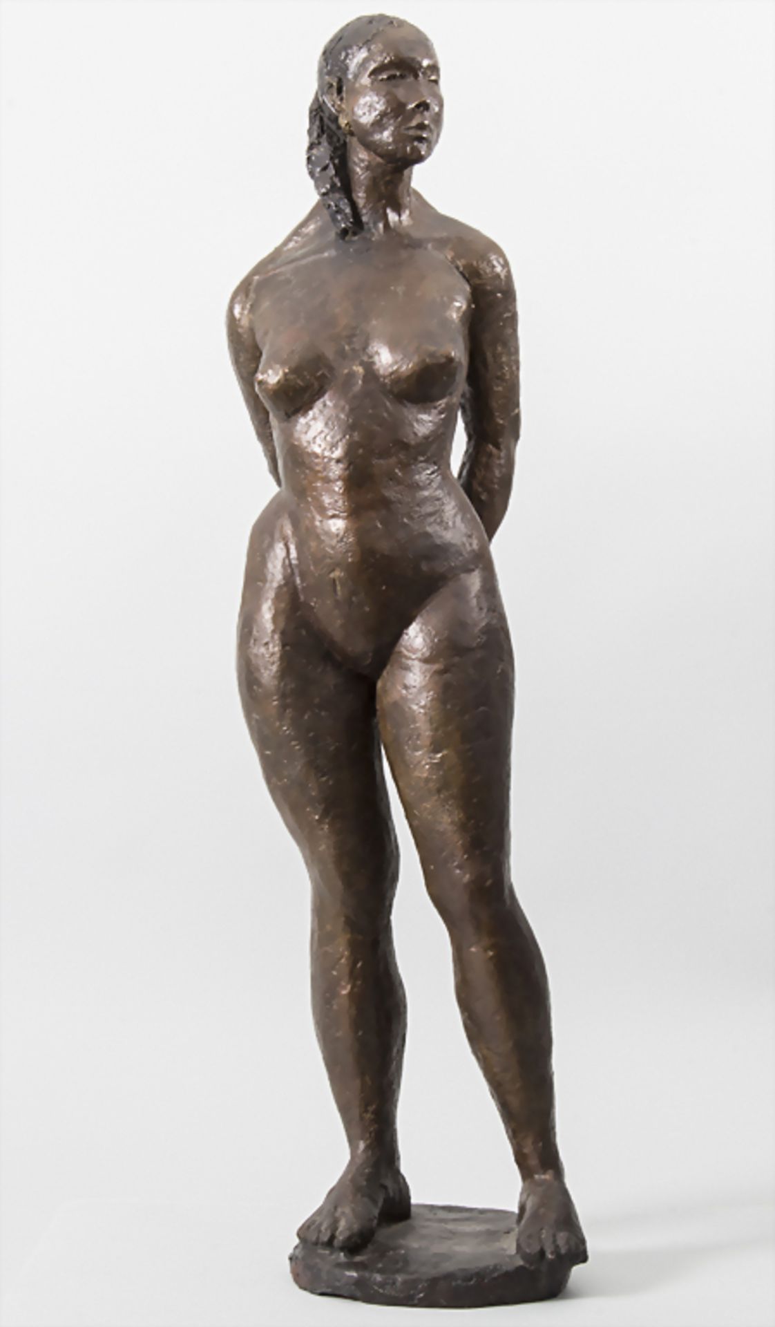 Anita Maison, (1956), stehender weiblicher Akt / A bronze sculpture of a nudeMaterial: