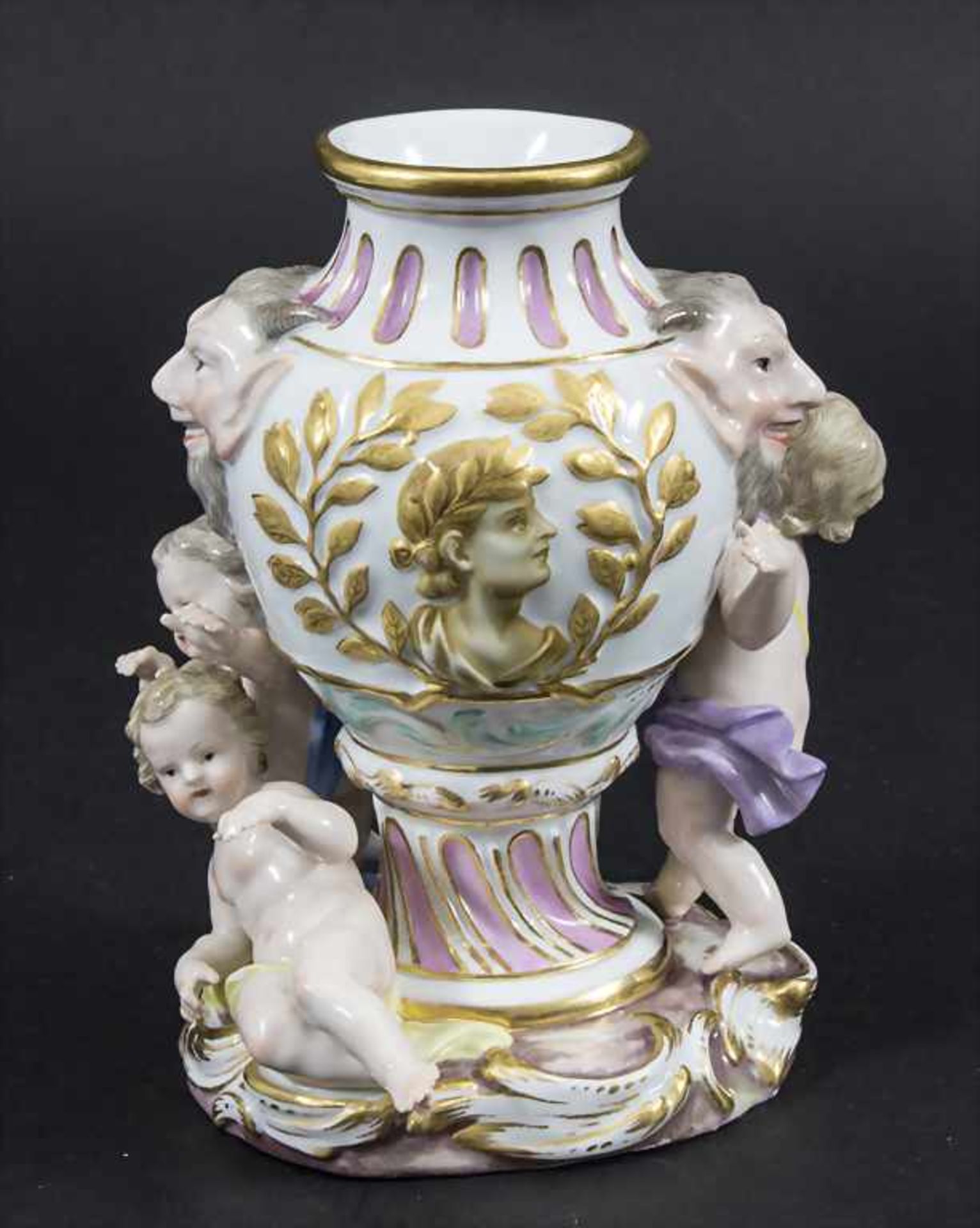 Vase mit Satyr Maskarons und 3 Amoretten / A vase with satyr mascarons and 3 cherubs, Meissen, u - Bild 5 aus 11