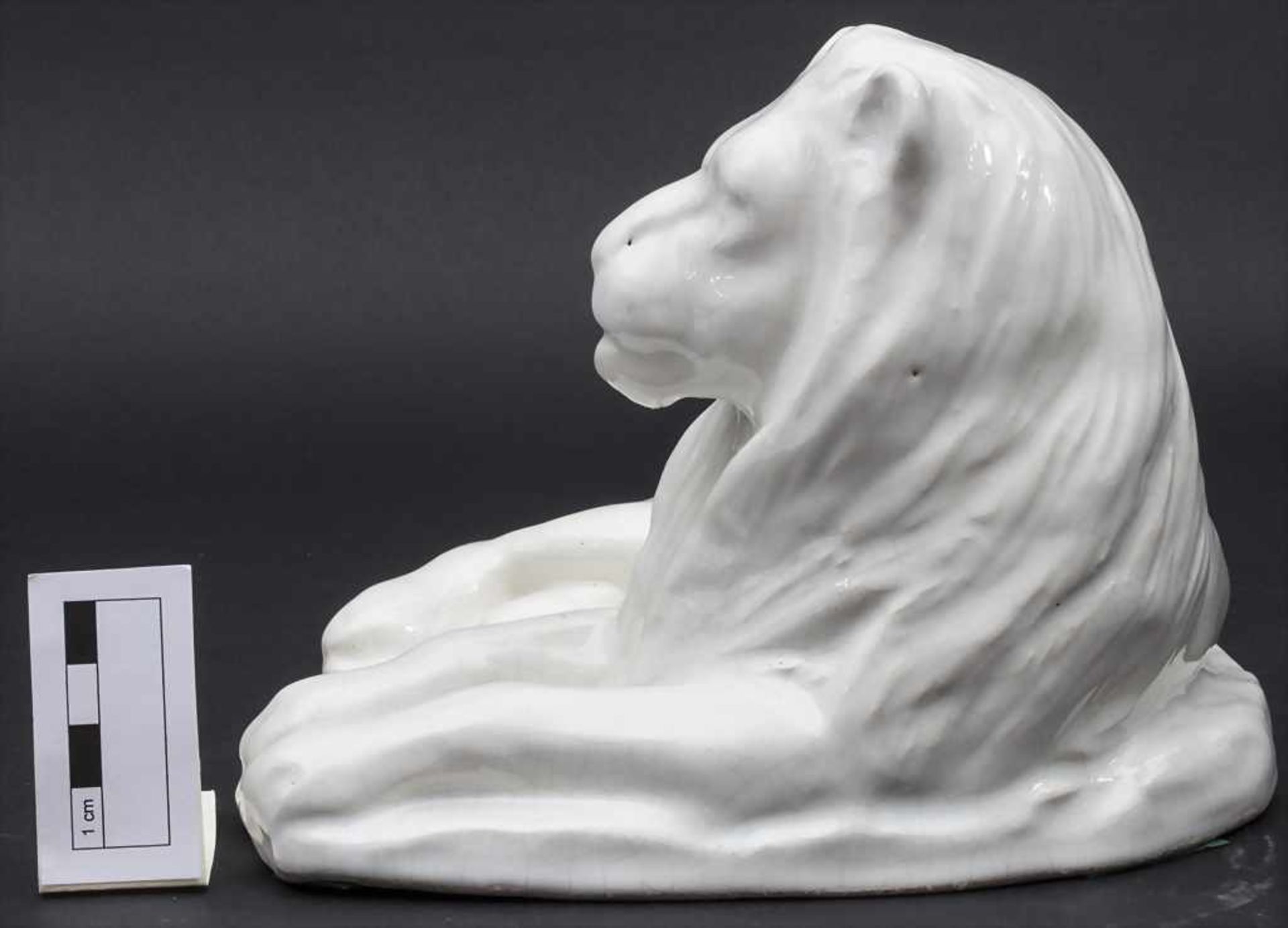 Fayence Skulptur 'Ruhender Löwe' / A faience sculpture of a resting lion, Baden-Baden, 1. Hälf - Bild 3 aus 5