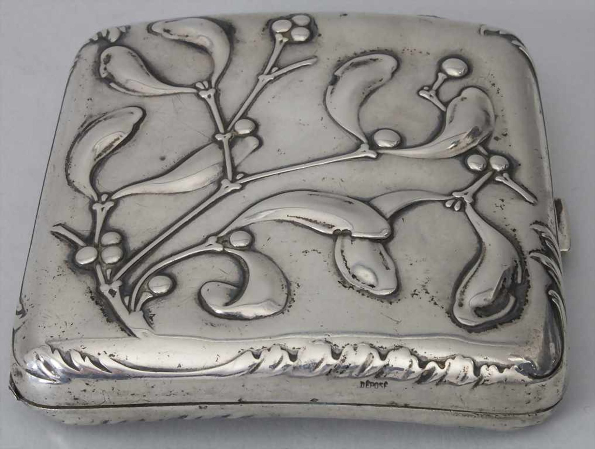 Jugendstil Zigarettenetui mit Mistelzweigen / An Art Nouveau silver cigarette case with mistleto