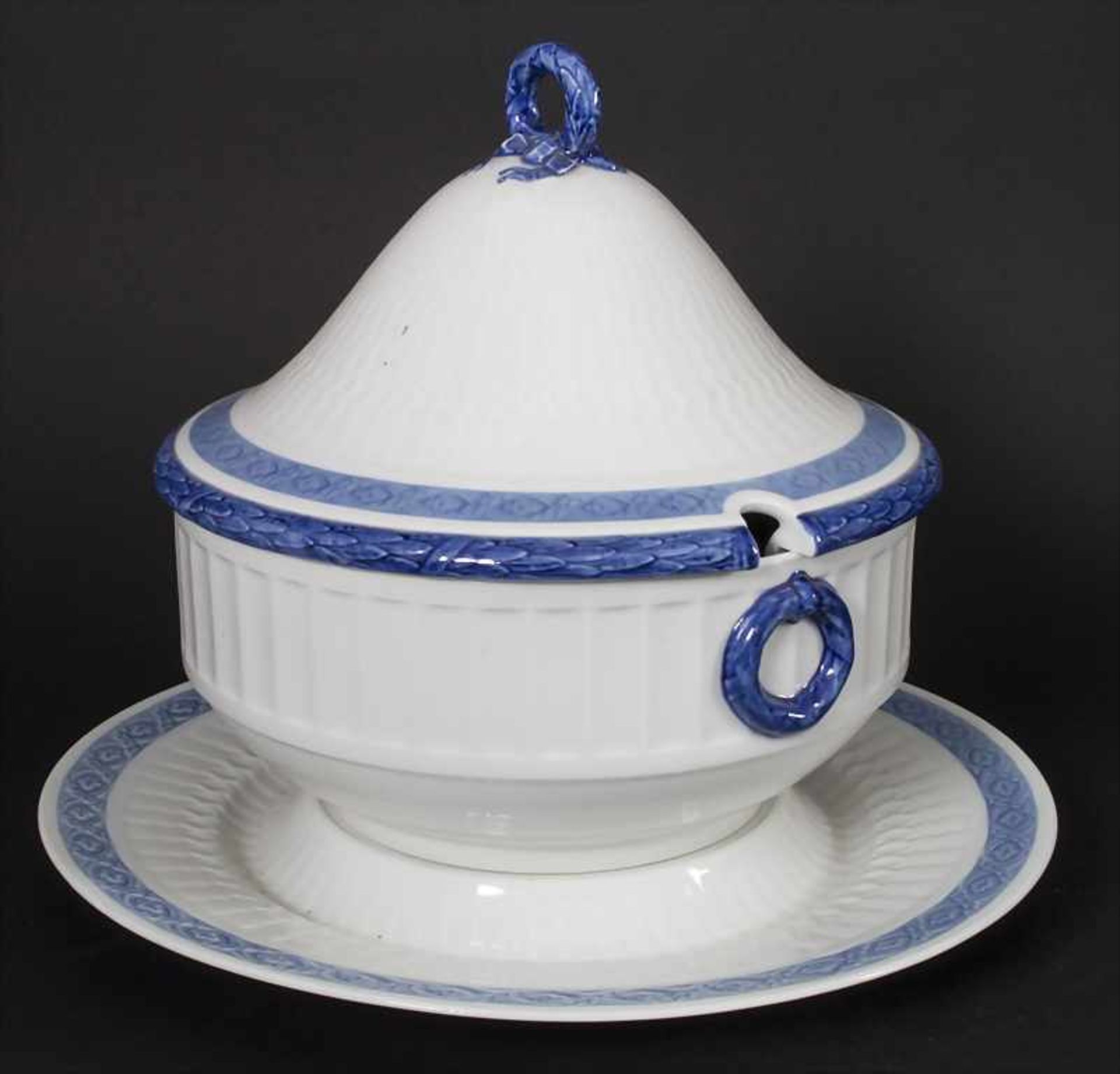 Große Deckelterrine mit Unterteller / Presentoire / A large tureen with plate, Royal Copenhagen