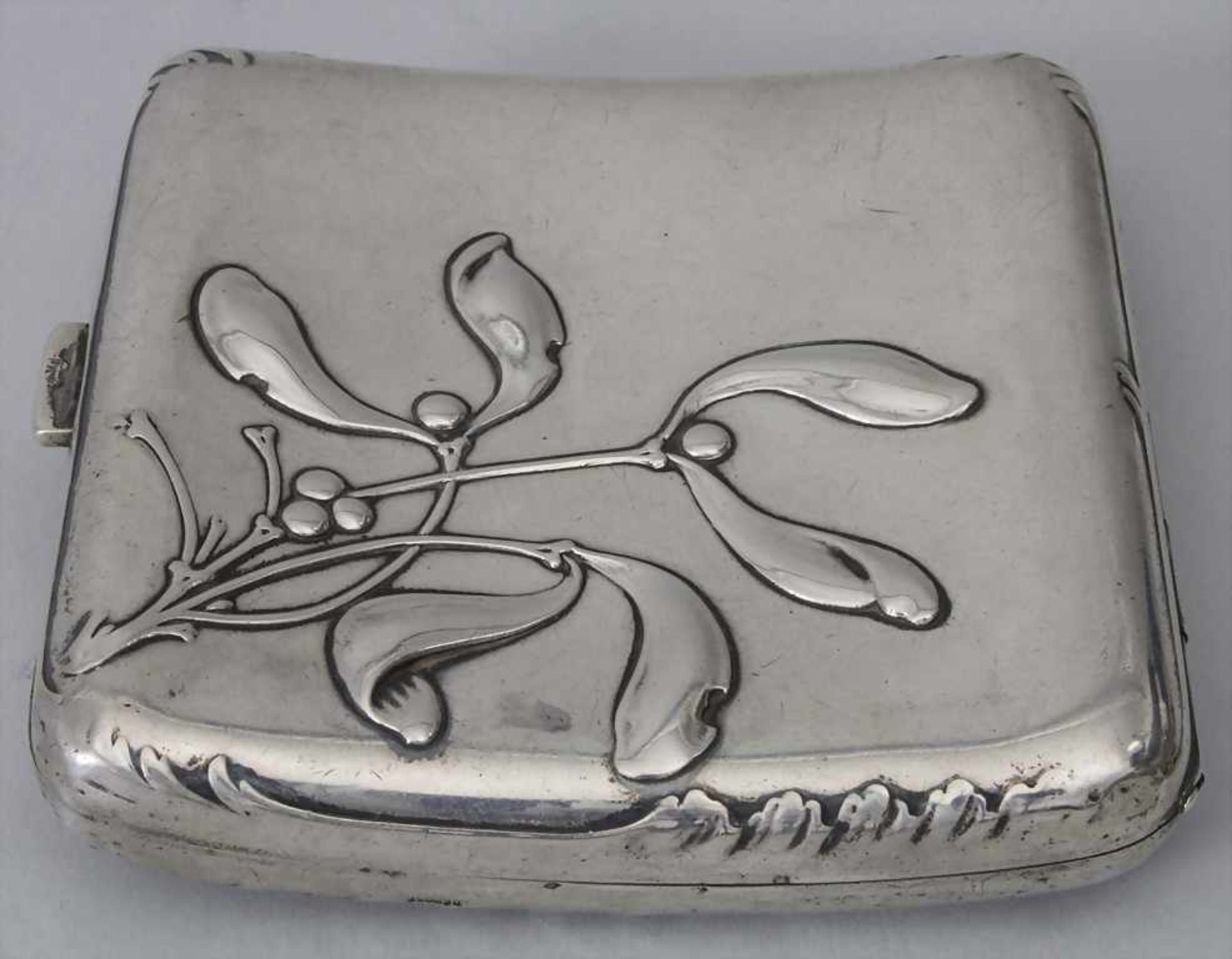 Jugendstil Zigarettenetui mit Mistelzweigen / An Art Nouveau silver cigarette case with mistleto - Image 2 of 5