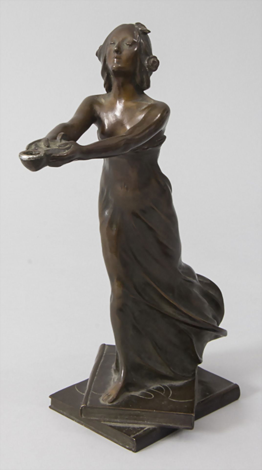 Jugendstil Bronze 'Mädchen mit Öllampe' / An Art Nouveau bronze of a young woman holding an oi