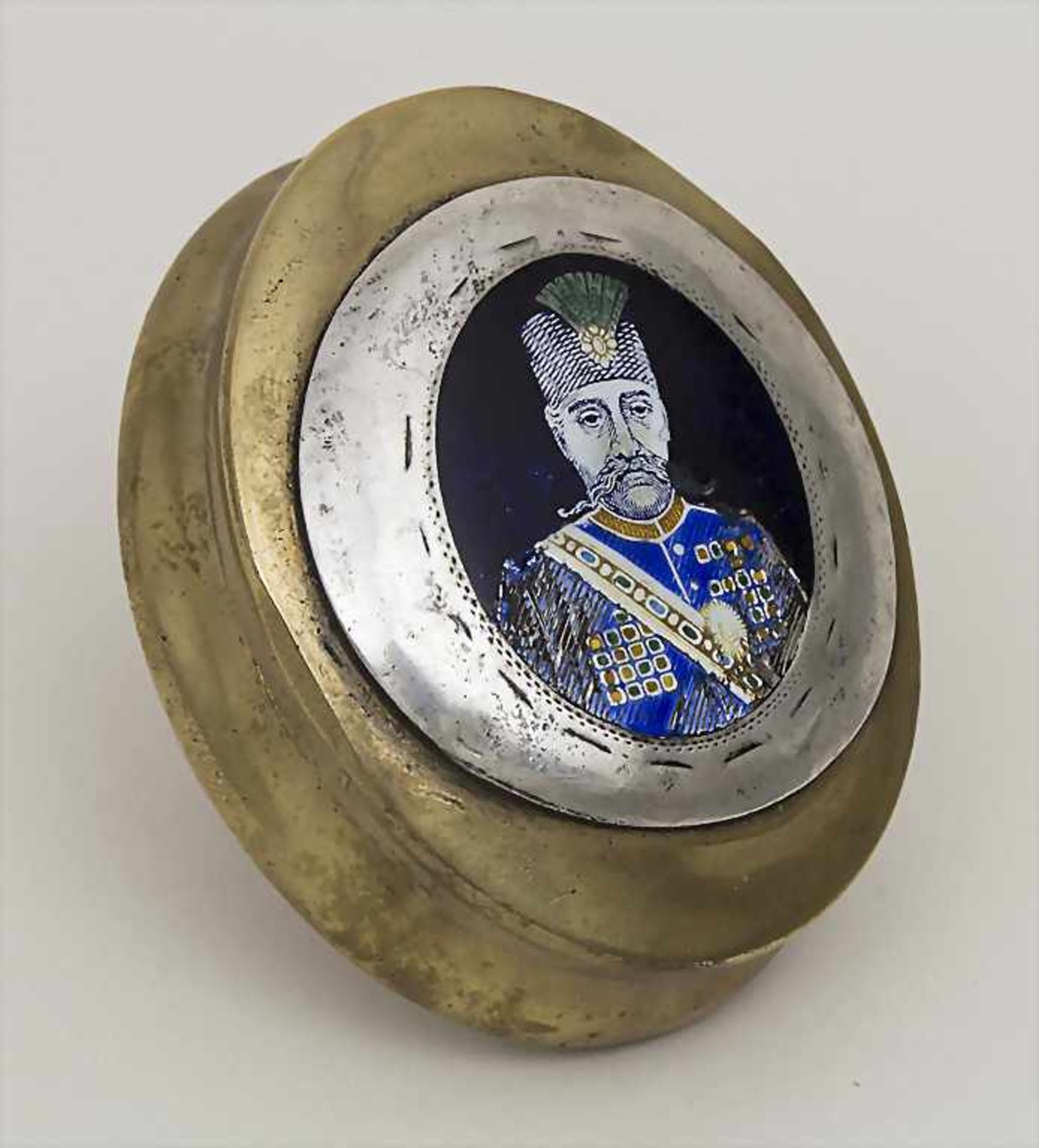 Tabatiere mit dem Portrait von Mozaffar ad-Din Schah / A snuff box with the portrait of Muzaffar - Image 2 of 2