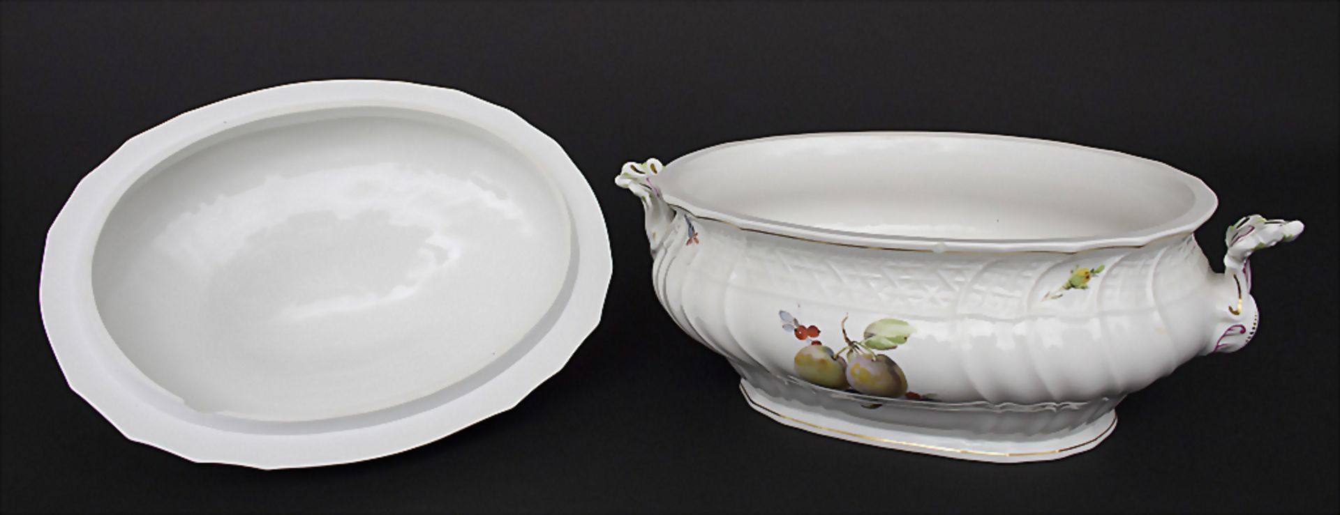 Große ovale Deckelterrine und Gemüseplatte mit Früchtemalerei / An oval covered tureen and se - Image 2 of 10