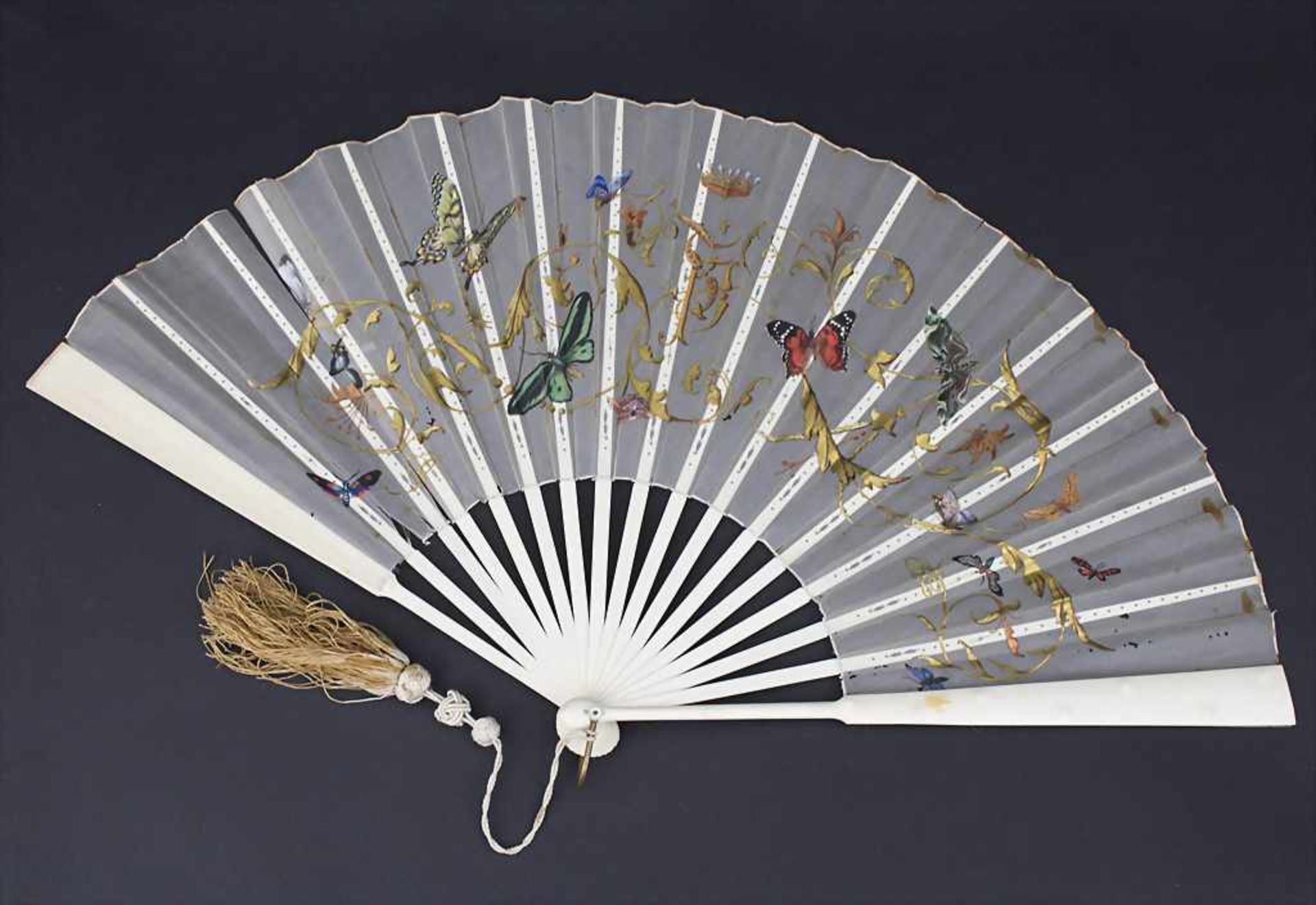 Fächer mit Schmetterlingen und Goldranken / A fan with butterflies and gilt tendrils, um 1900</