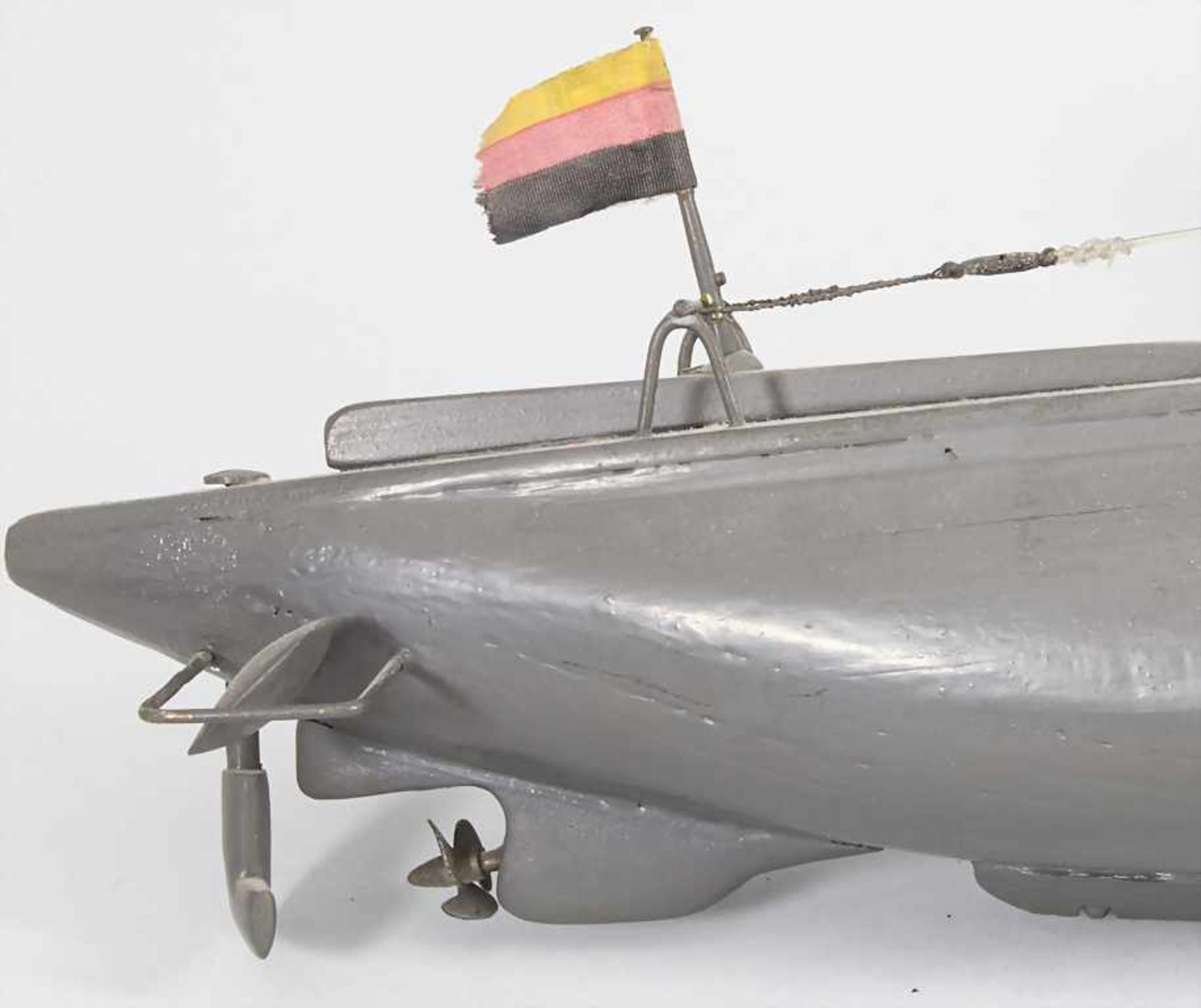 Modell Unterseeboot U-Boot / A model of a submarineMaterial: Holzkorpus, grau und schw - Image 4 of 4
