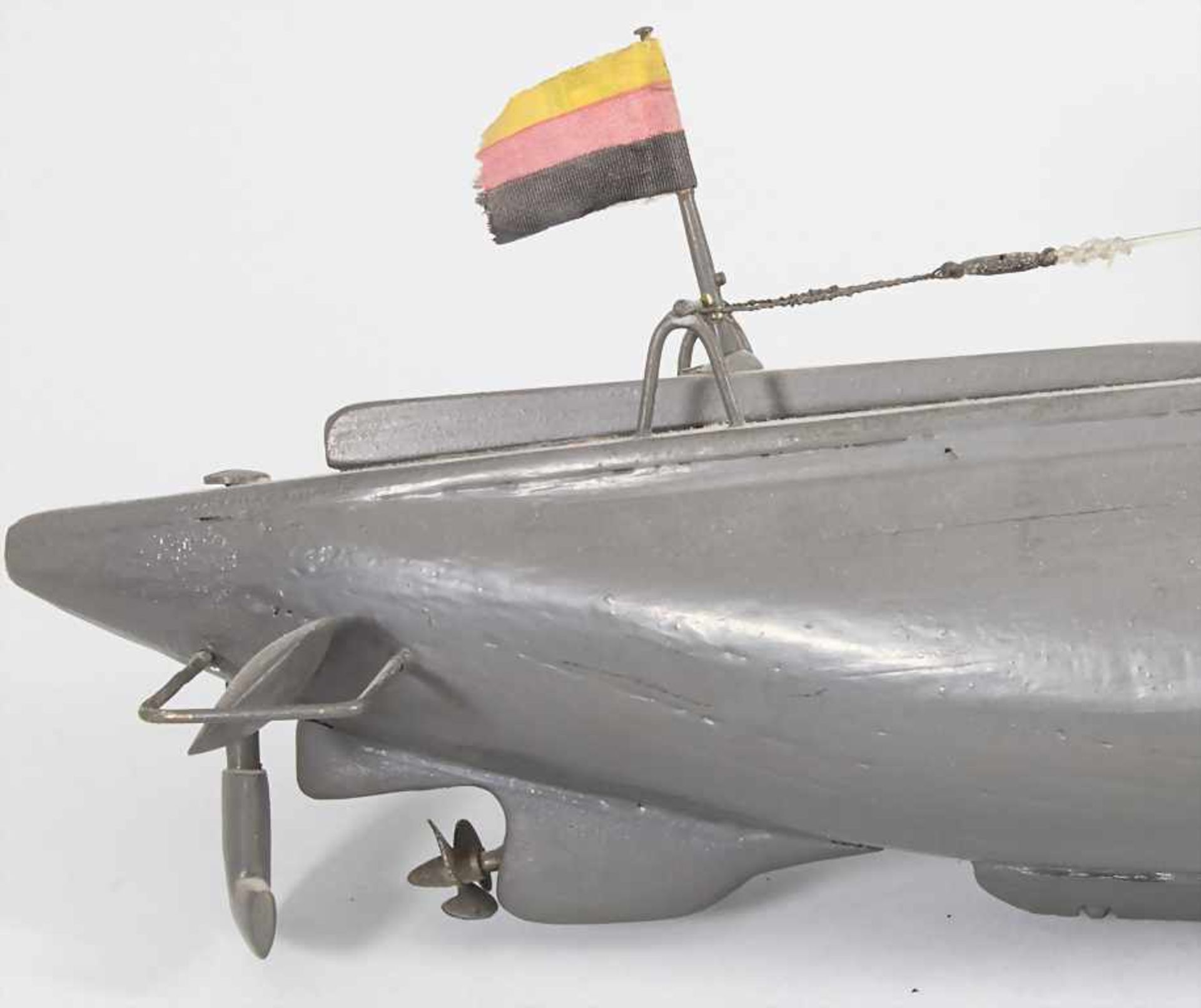 Modell Unterseeboot U-Boot / A model of a submarineMaterial: Holzkorpus, grau und schw - Bild 4 aus 4