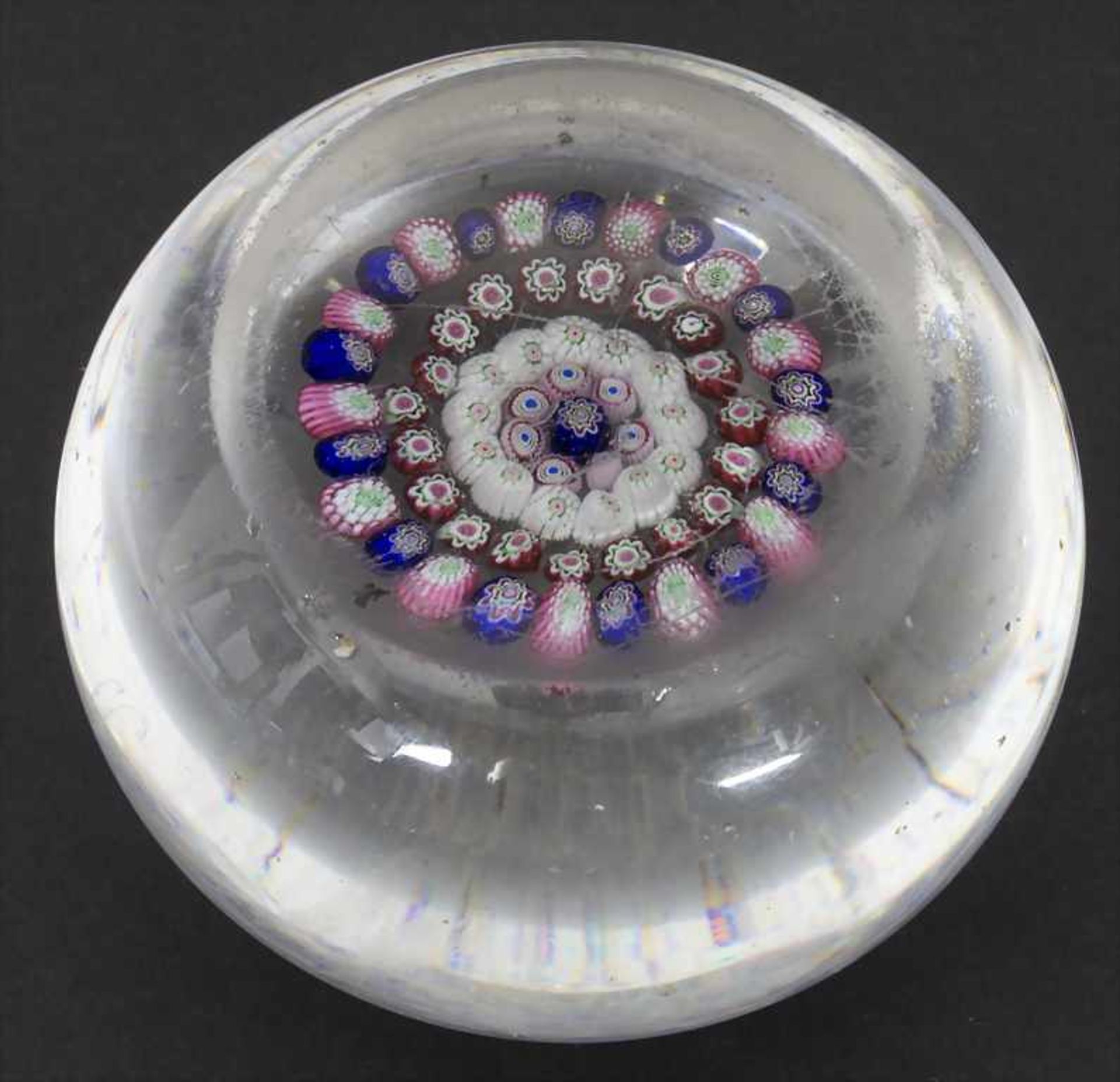 Briefbeschwerer / Paperweight, Clichy, Mitte 19. Jh.Material: farbloses Glas mit farbi - Image 2 of 3