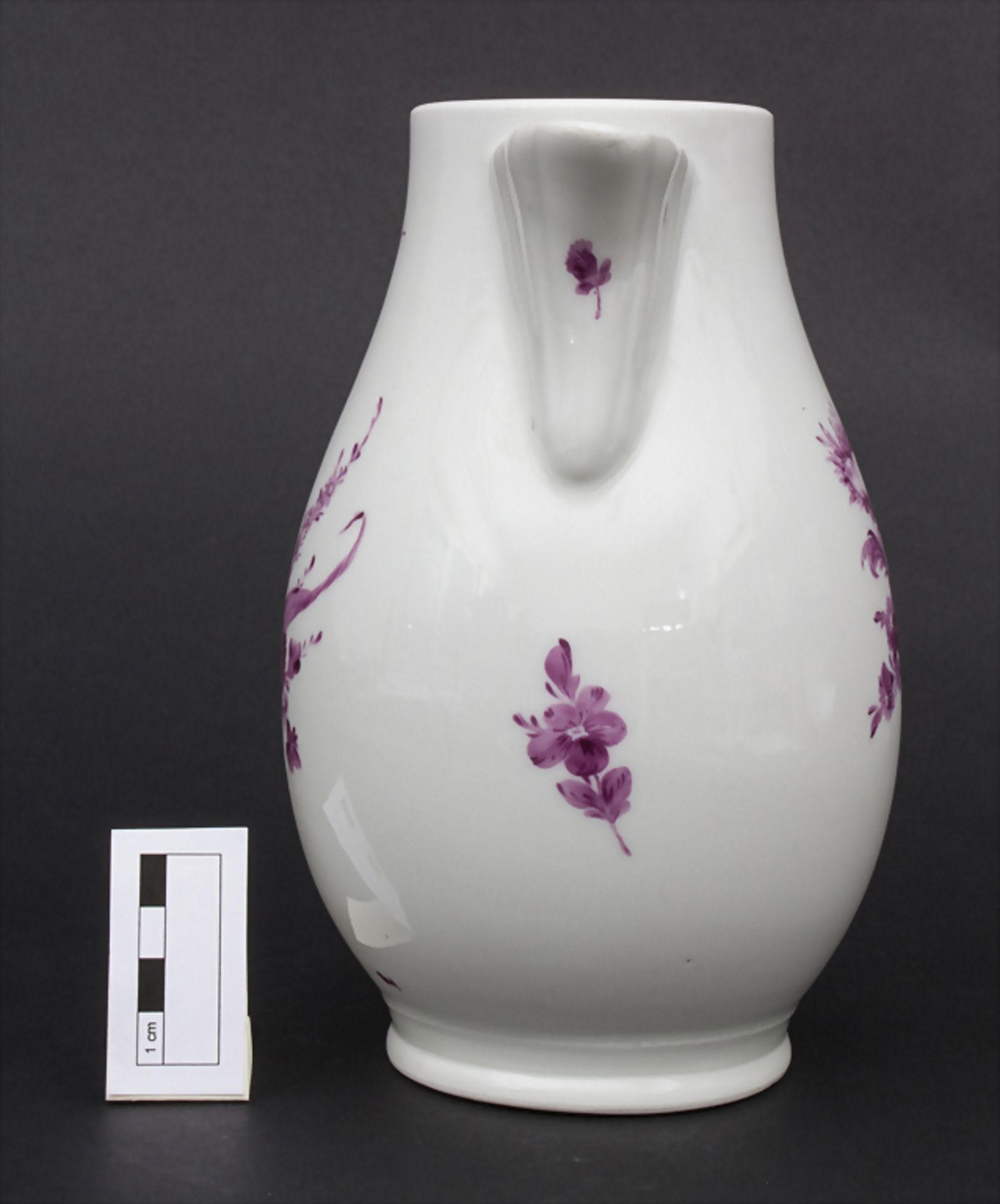 Kanne mit Blumen / A jug with Camaieu flowers, wohl Thüringen, um 1740Material: Porze - Bild 2 aus 11