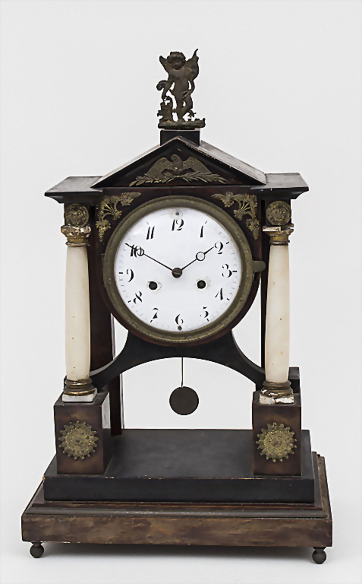 Empire-Portaluhr / A clock, um 1810Gehäuse: verschiedene Hölzer, Alabastersäulen, B