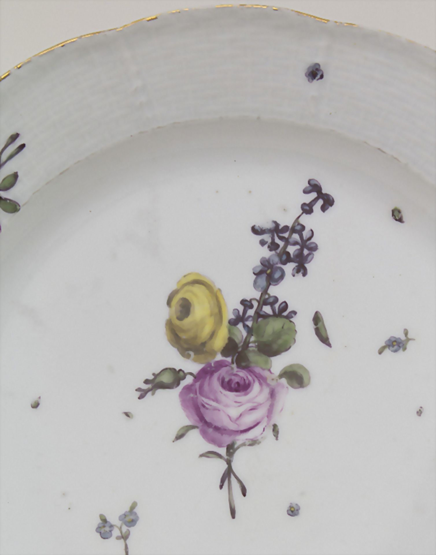 Teller / A plate, Meissen, um 1750Material: flacher Porzellan Teller, Korbreliefrand m - Bild 2 aus 4