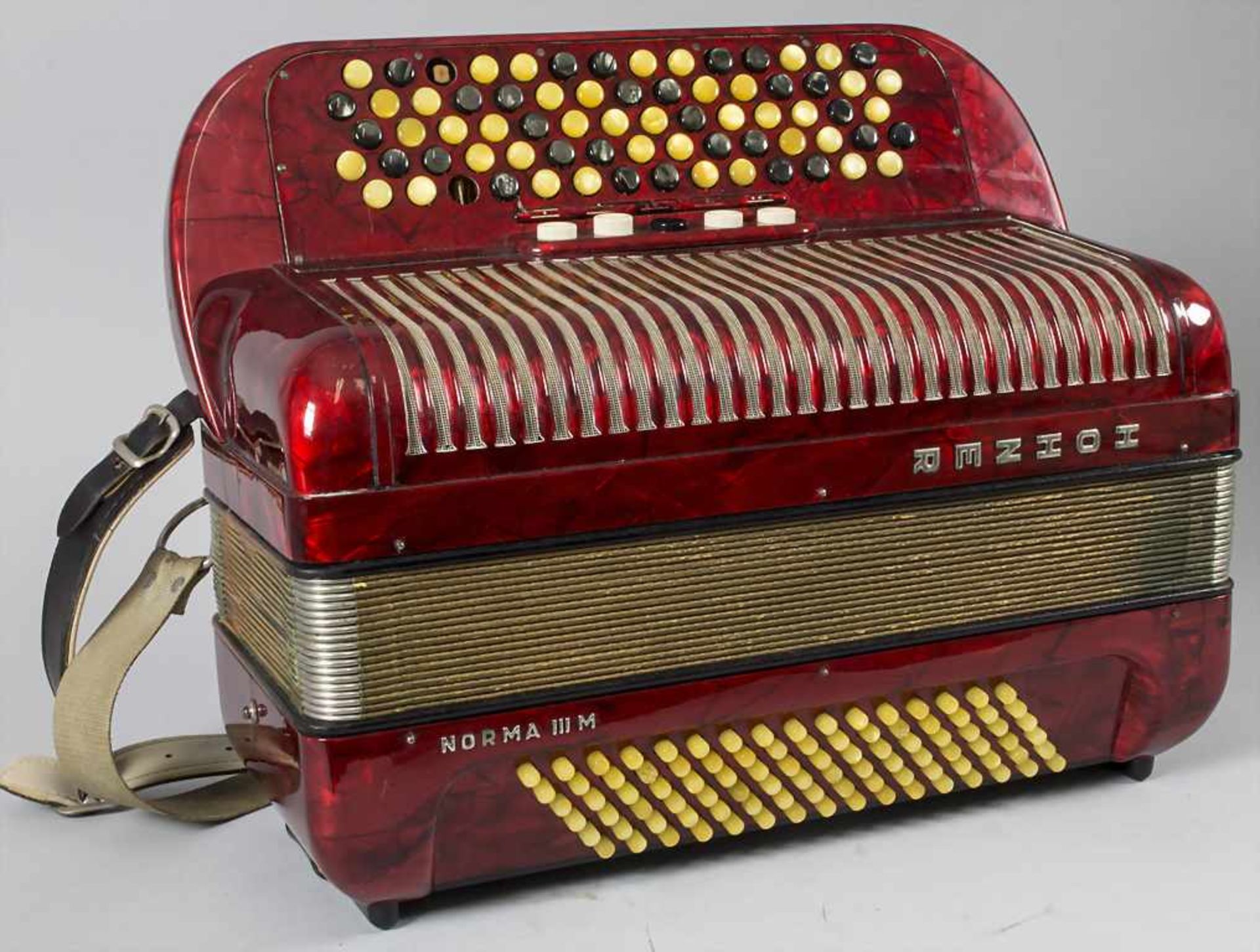 Akkordeon 'Norma III M' / An accordion 'Norma III M', HohnerBeschreibung: rot marmorie
