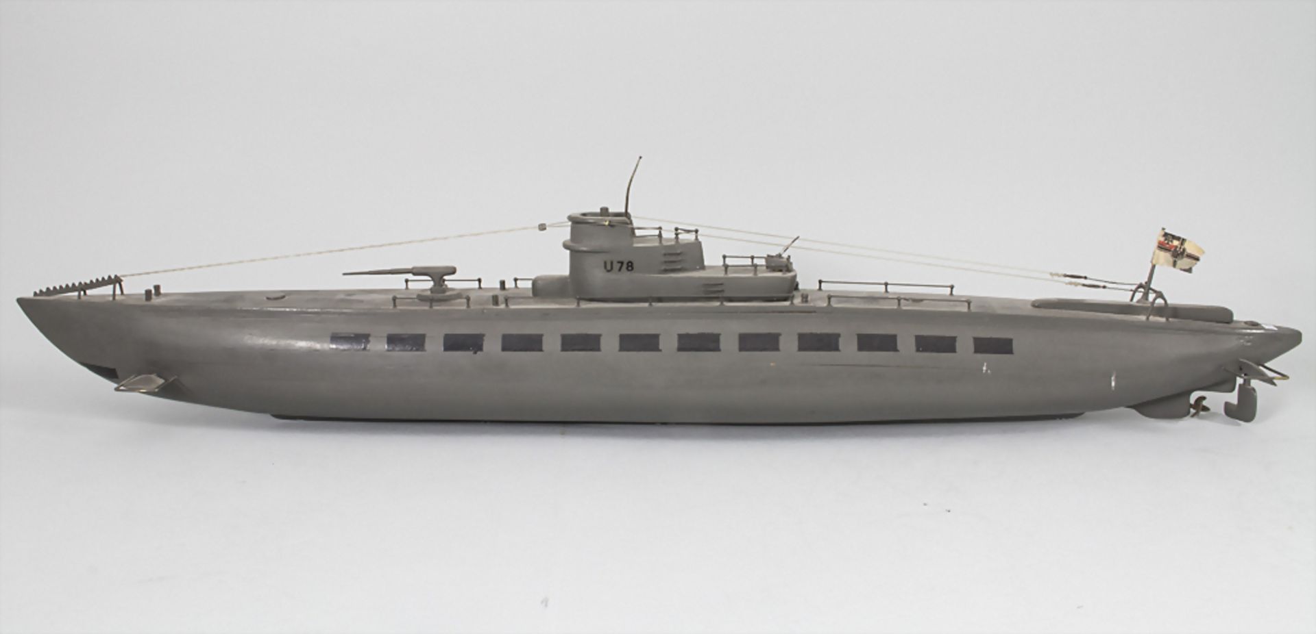 Modell Unterseeboot U-Boot / A model of a submarineMaterial: Holzkorpus, grau und schw