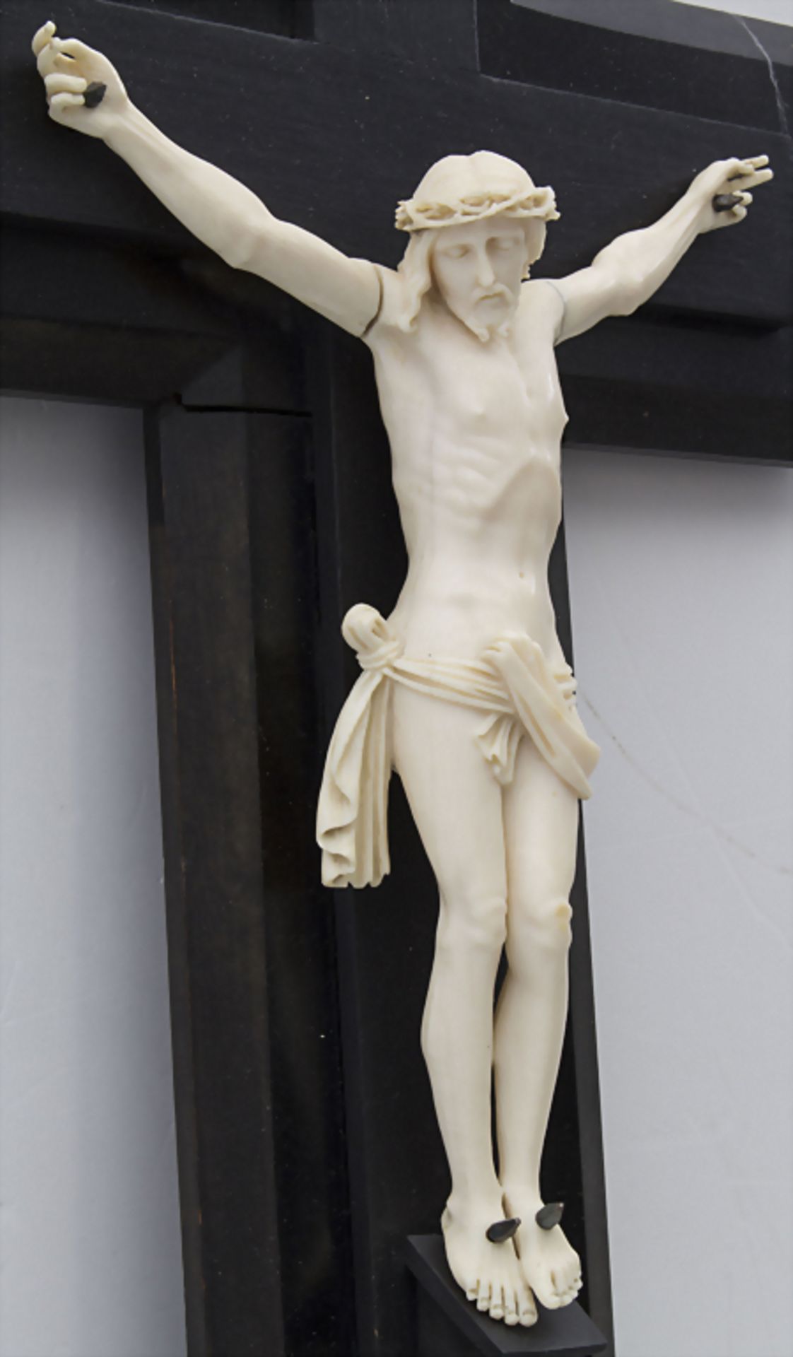 Kruzifix mit Elfenbein-Christus / A wooden/ivory crucifix, 19. Jh.Material: Elfenbein- - Image 5 of 6