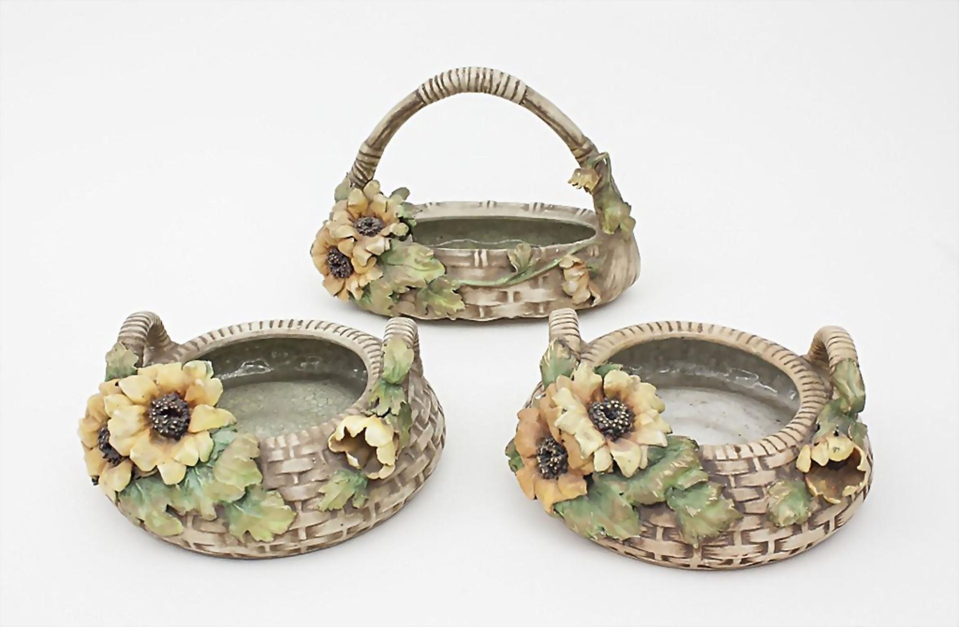 3 Jugendstil-Korbschalen mit Sonnenblumen/3 Art Nouveau Ceramic Baskets with Sunflowers, Amphora - Bild 2 aus 4