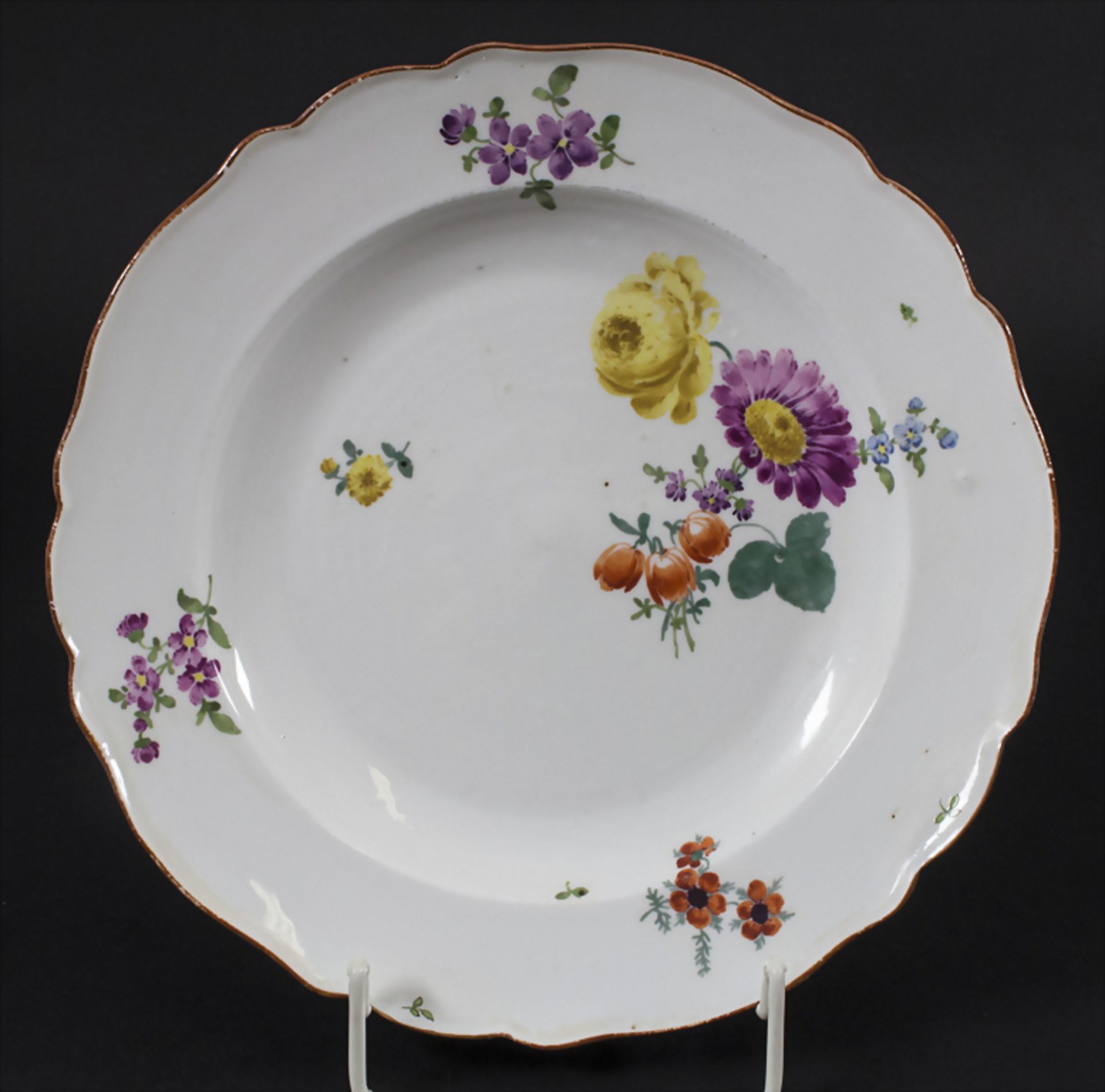 Teller mit Blumen / A plate with flowers, Meissen, Punktzeit 1763-1773Material: Porzel