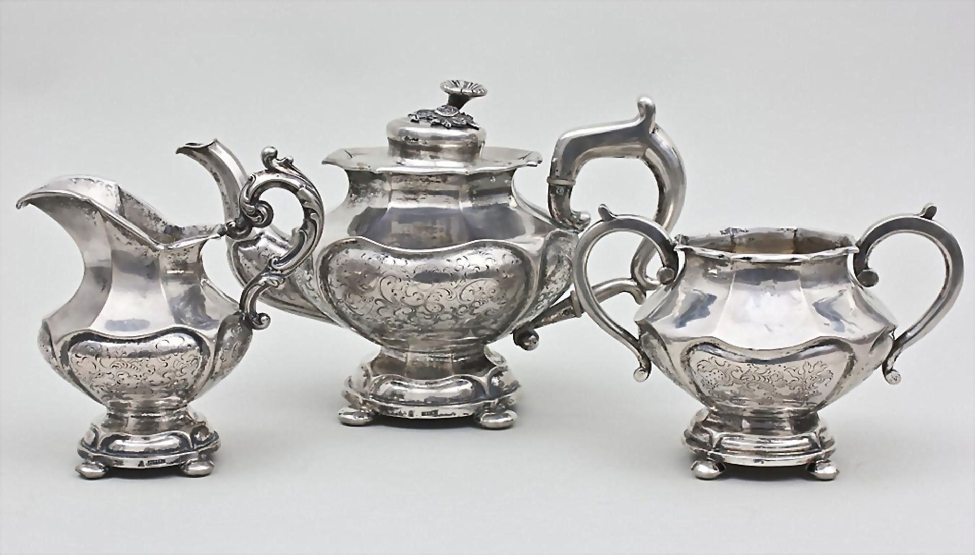 Teekern, Hamburg, Friedrich Peters, um 1860bestehend aus Teekanne, Zuckerschale und Sa