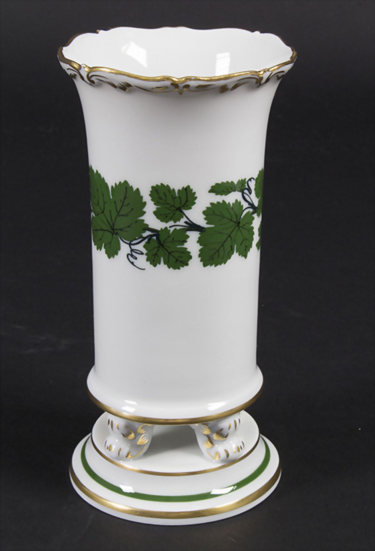 Vase auf Volutenfüßen mit Weinlaubdekor / A vase with vine leaves pattern, Meissen, Mitte 20.