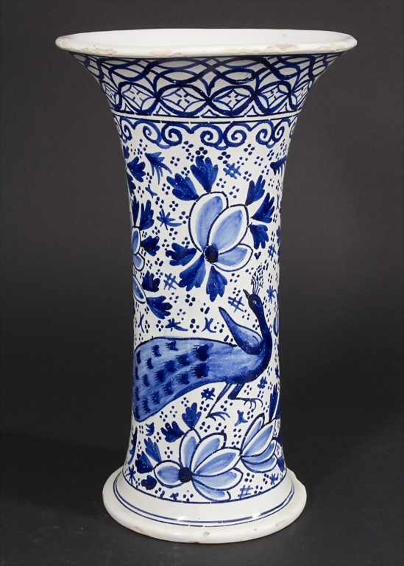 Vase / A vase, 20. Jh.Material: Feinsteinzeug, Blaumalerei, glasiert,Marke: ungede