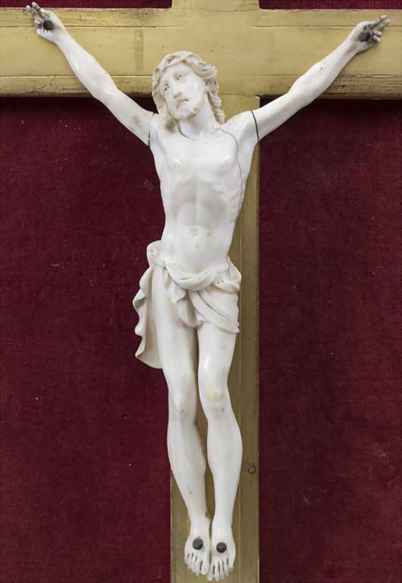 Kruzifix / A crucifix, Frankreich, Ende 19. Jh.Technik: Elfenbein, geschnitzt, goldsta - Image 2 of 4