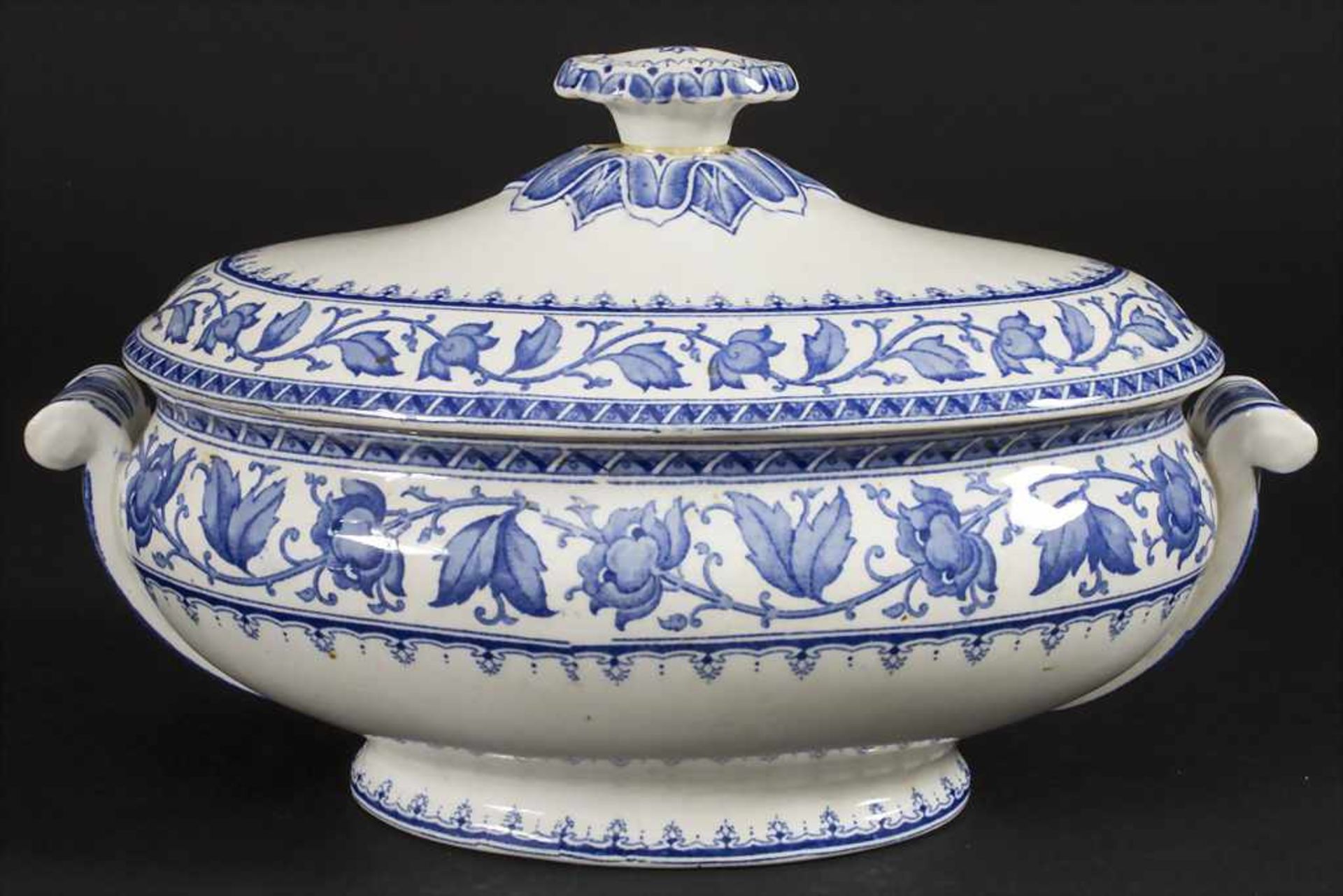 Kleine Deckelterrine 'SYRA' / A covered tureen, Utzschneider & Cie., Sarreguemines, um 1860<